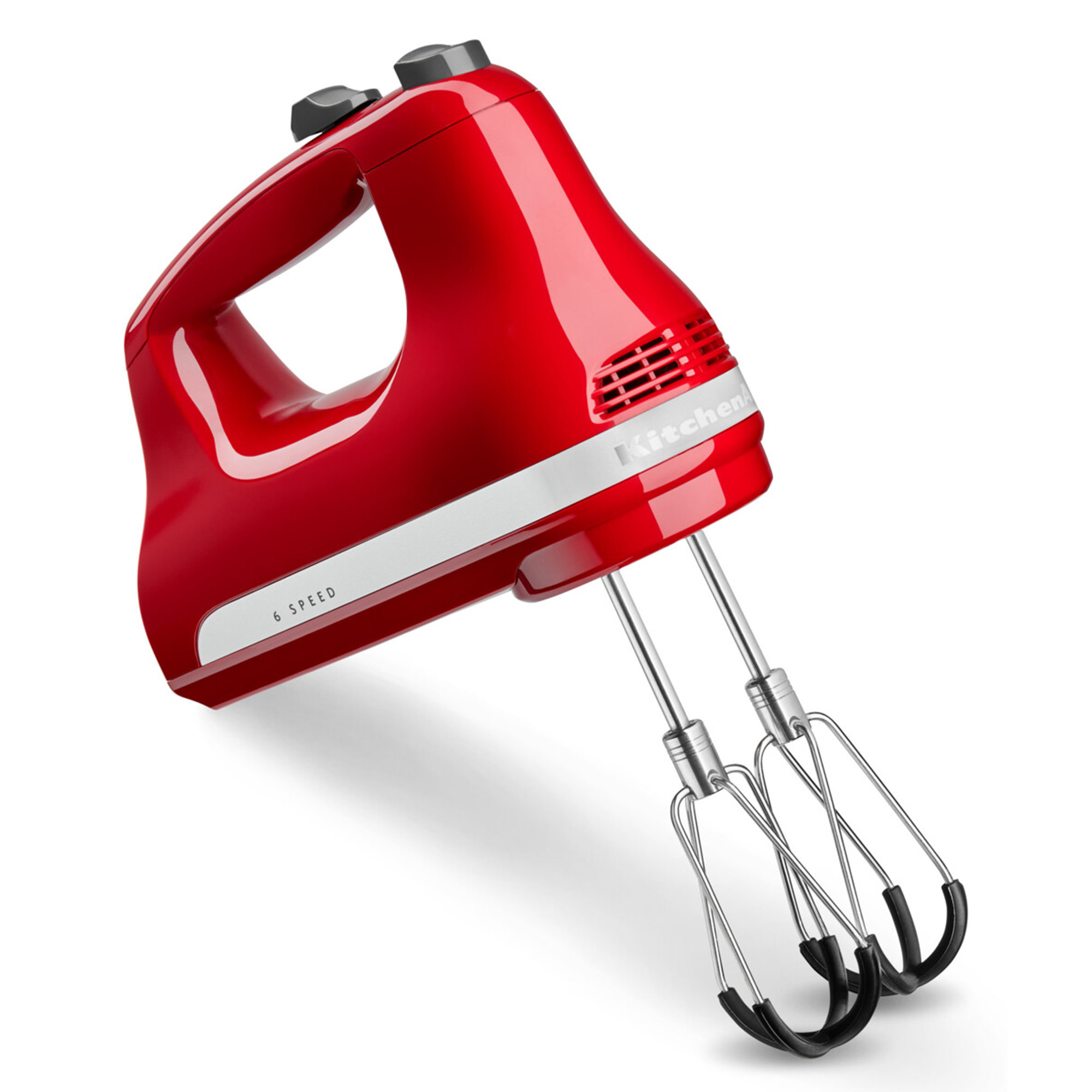 Ein roter Handmixer mit zwei Schneebesen auf weißem Hintergrund.