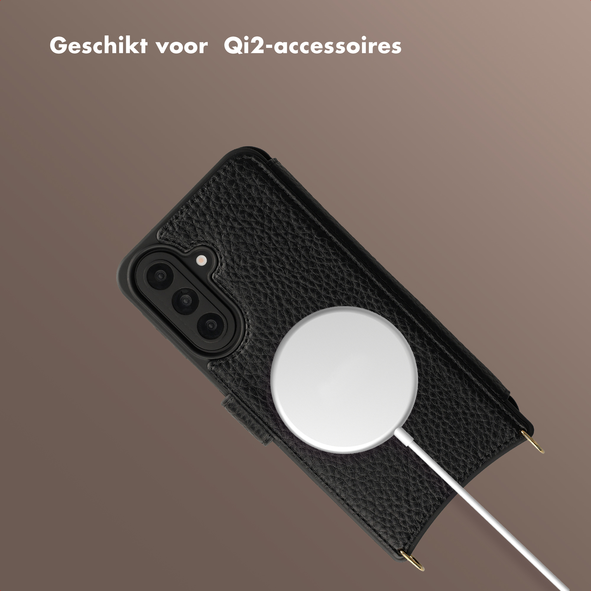 Zwarte leren telefoonhoes met camerauitsparing en witte Qi2-lader.