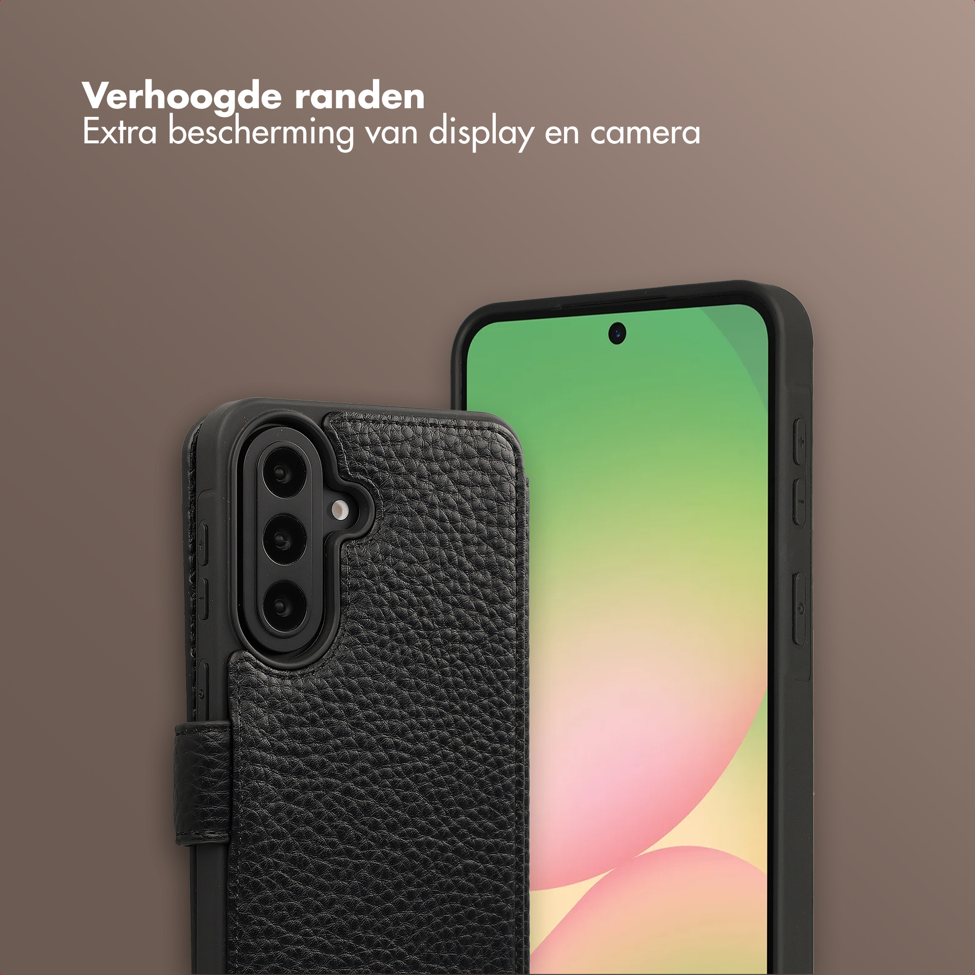 Zwarte telefoonhoes met verhoogde randen en camera-uitsparing.