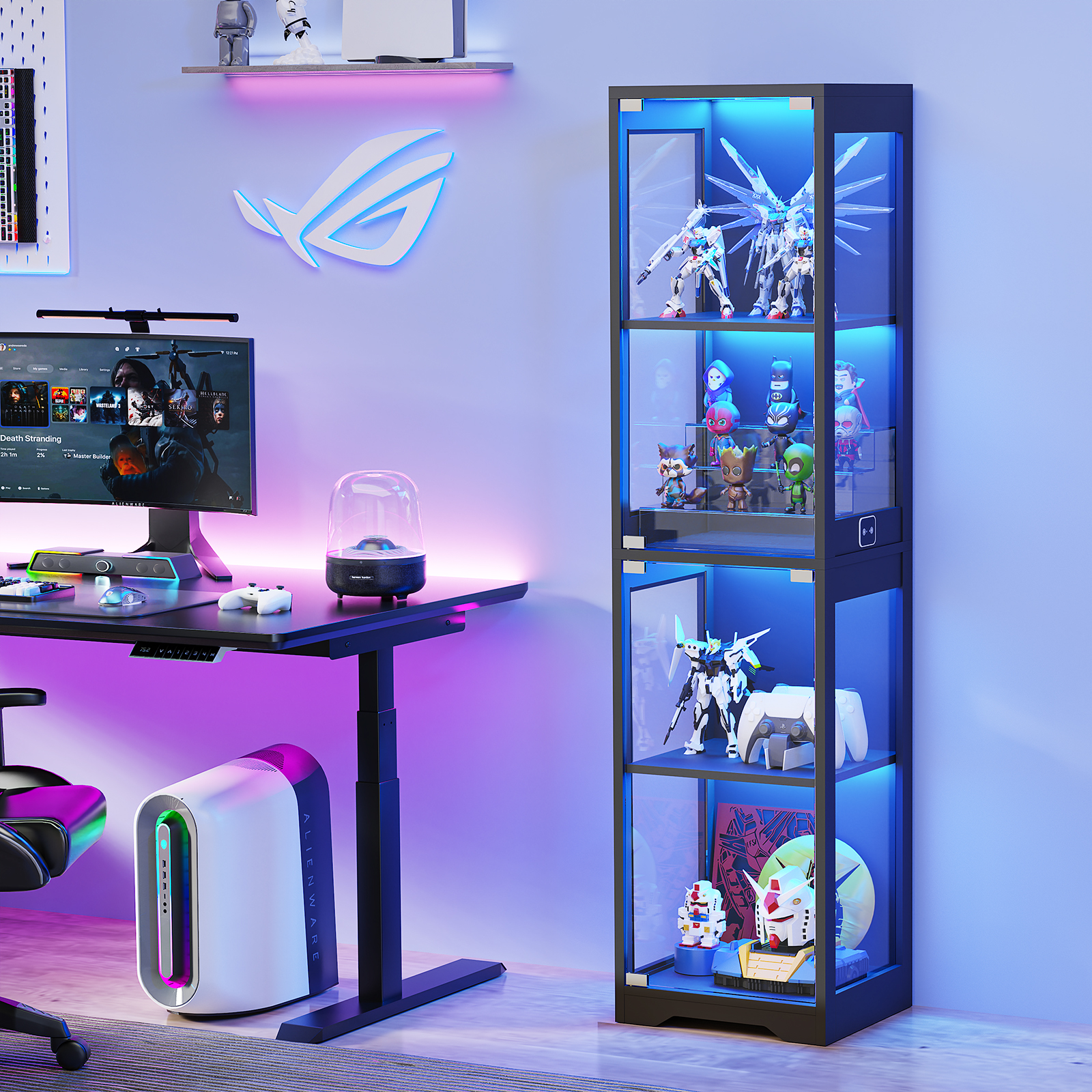 Ein Gaming-Setup mit einem Schreibtisch, Monitor, PC und einer Vitrine voller Figuren.