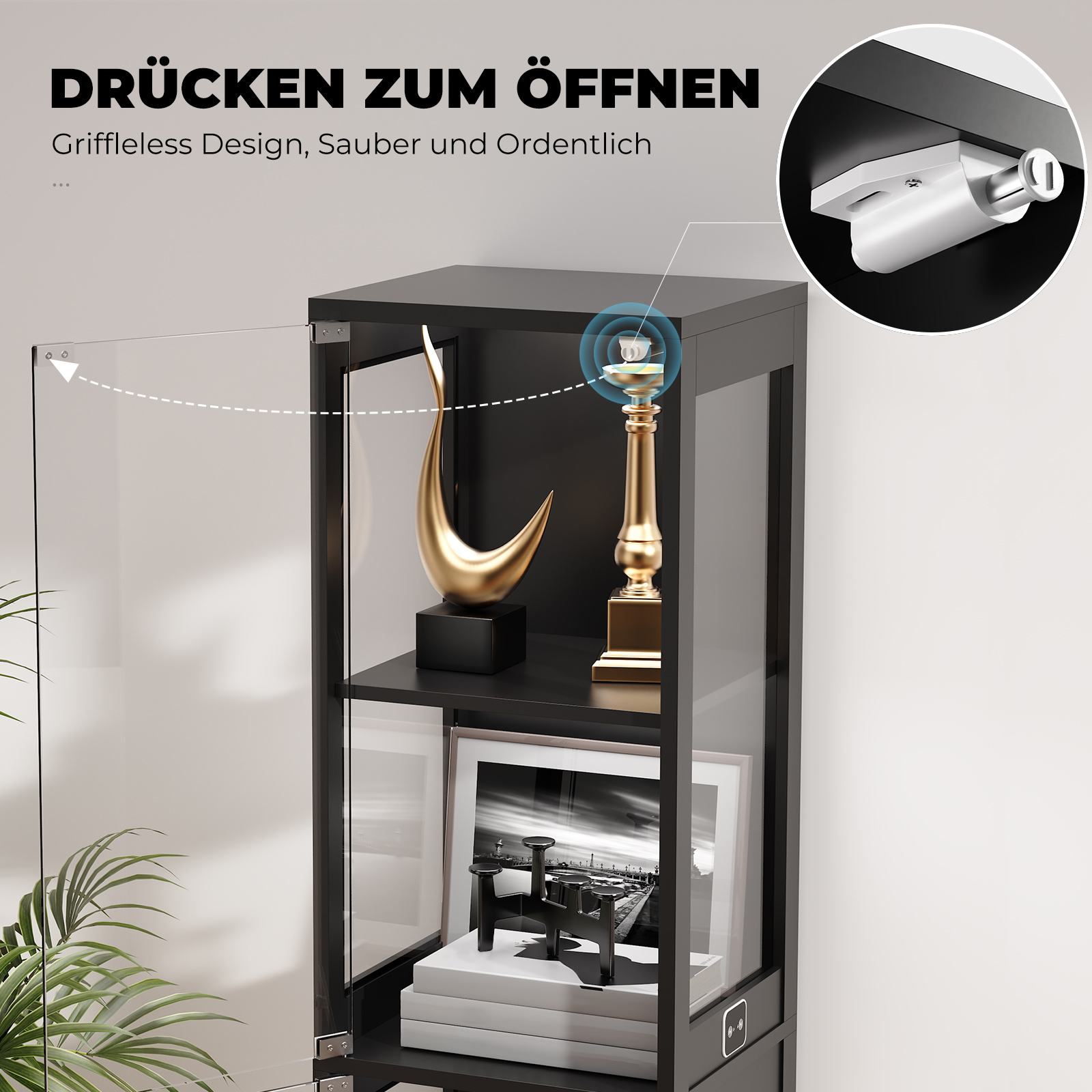Schwarzer Schrank mit Glasfront, der goldene Skulpturen und Bilder beherbergt.