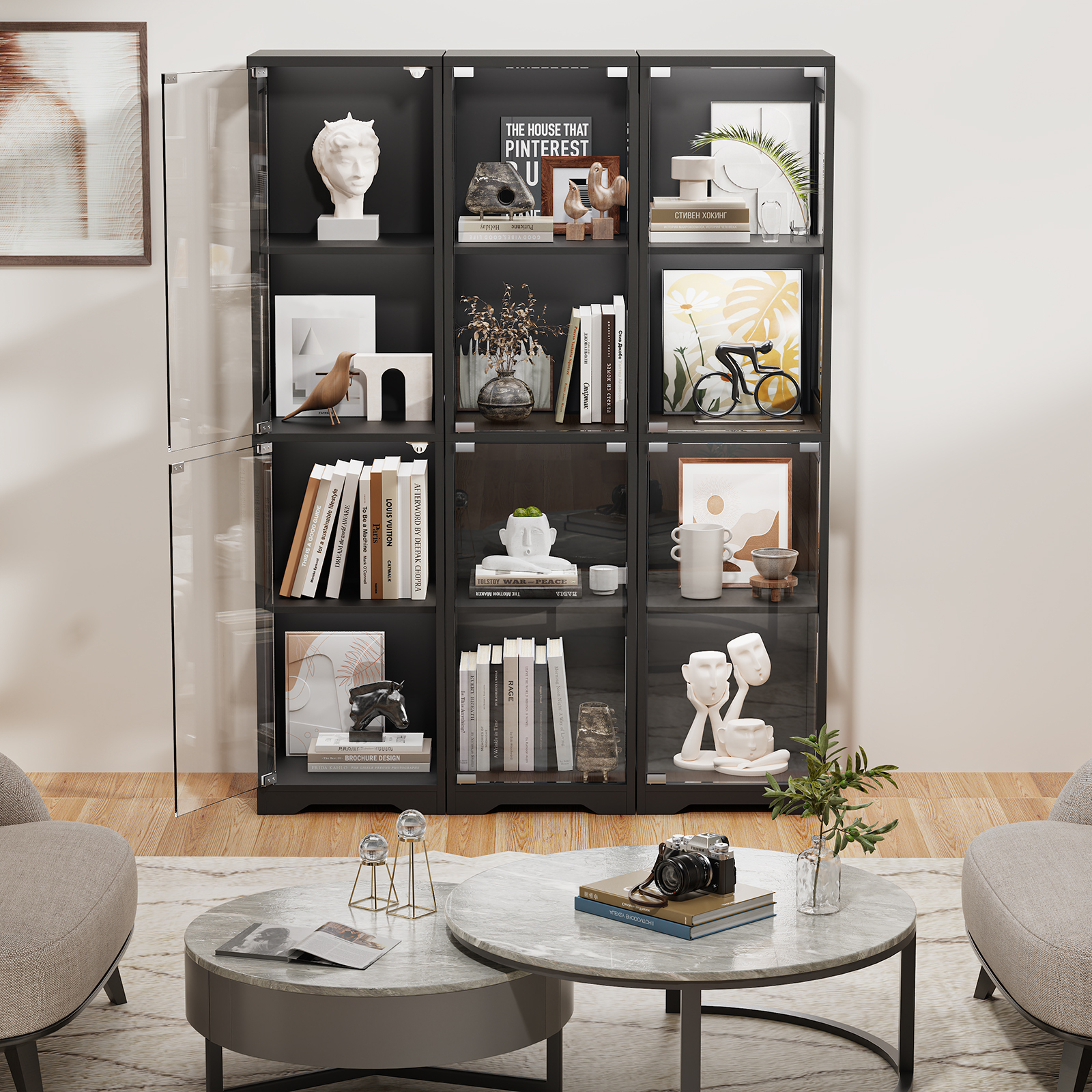 Ein schwarzes Regal mit Büchern und Dekoartikeln. Zwei Couchtische davor.