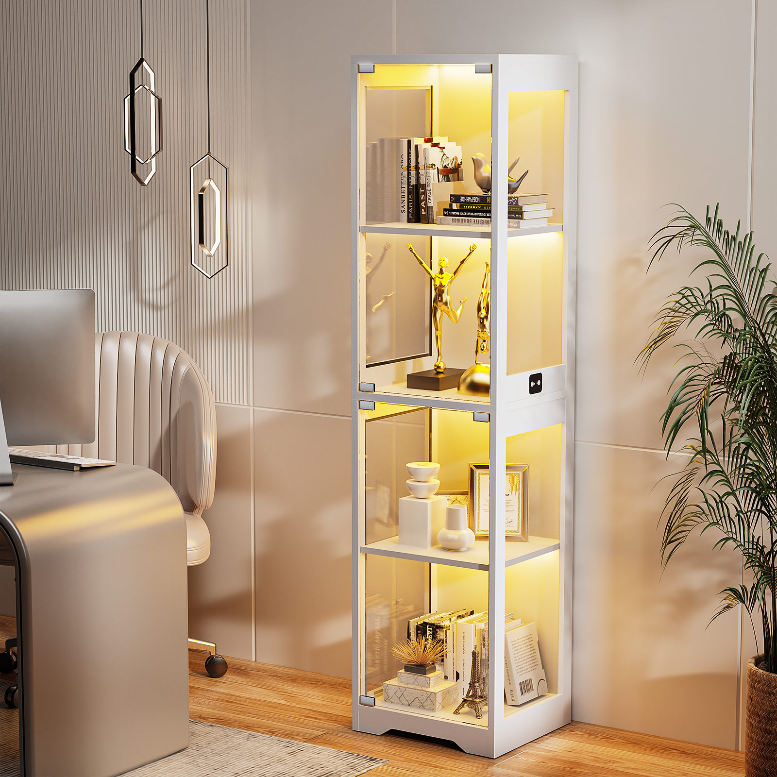 Ein weißes Regal mit vier Fächern, beleuchtet, mit Büchern und Dekorationen.