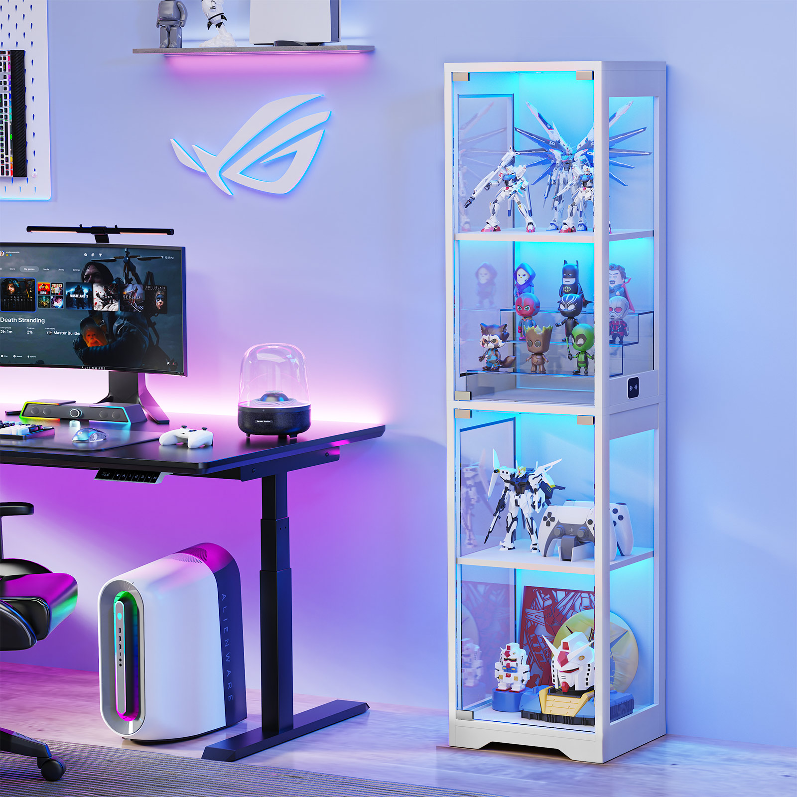 Ein Gaming-Setup mit einem Schreibtisch, Monitor, PC, Stuhl und einer Vitrine mit Figuren.