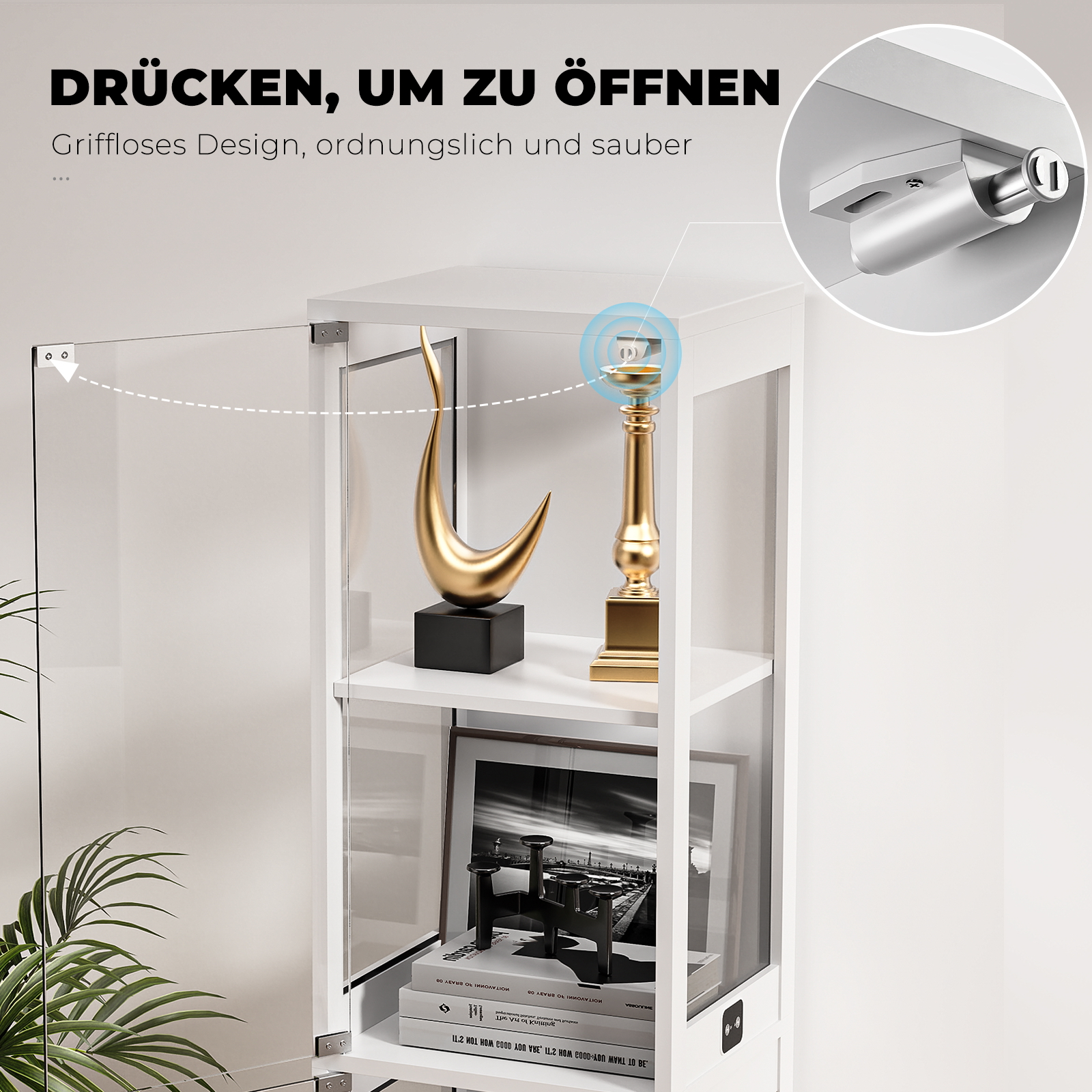 Weißer Schrank mit Glastür, goldener Dekoration und Pflanzen.