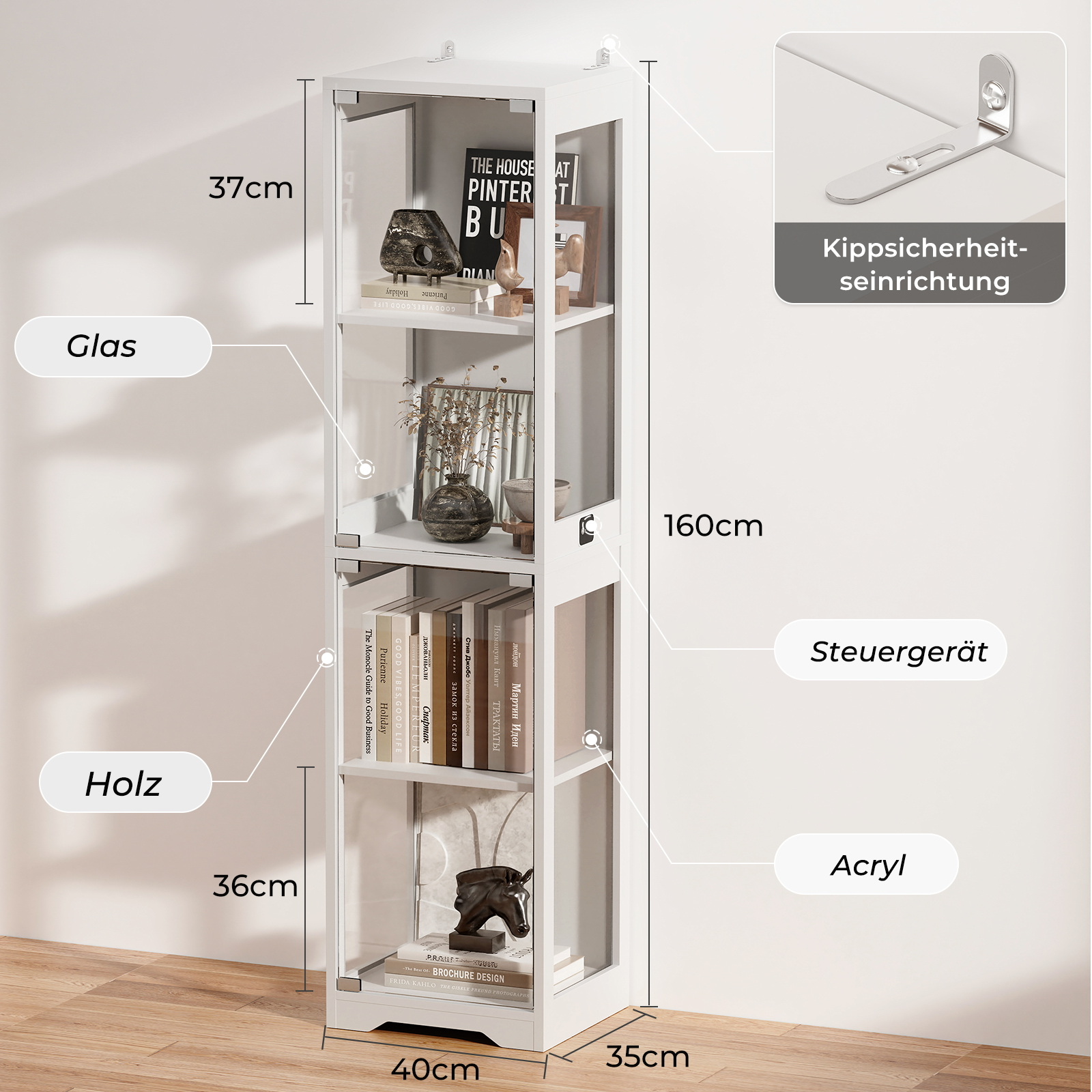 Ein weißes Bücherregal mit Glasfronten, gefüllt mit Büchern und Dekoration.