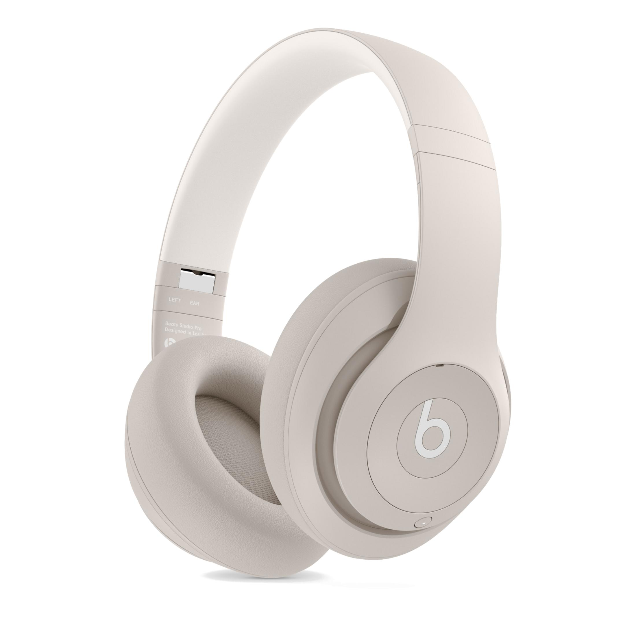 Beige koptelefoon met zilveren Beats-logo op witte achtergrond.