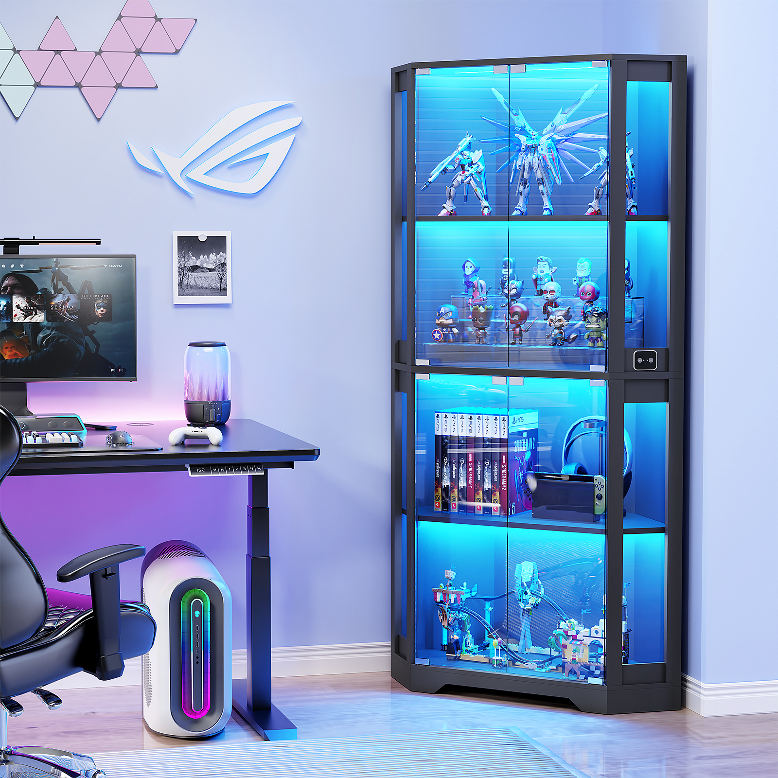 Ein Gaming-Setup mit einem Schreibtisch, Stuhl, PC, Monitor und einer Vitrine voller Figuren.