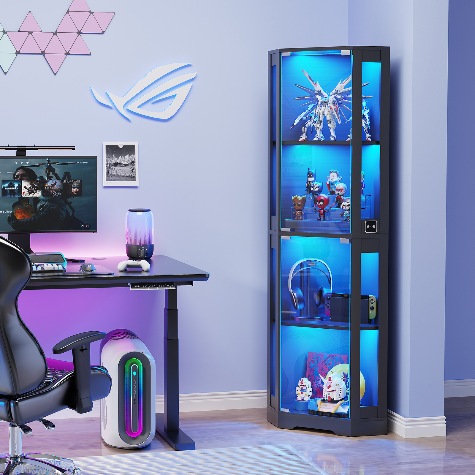 Ein Gaming-Setup mit Schreibtisch, Stuhl, PC, Monitor und einer Vitrine mit Figuren.
