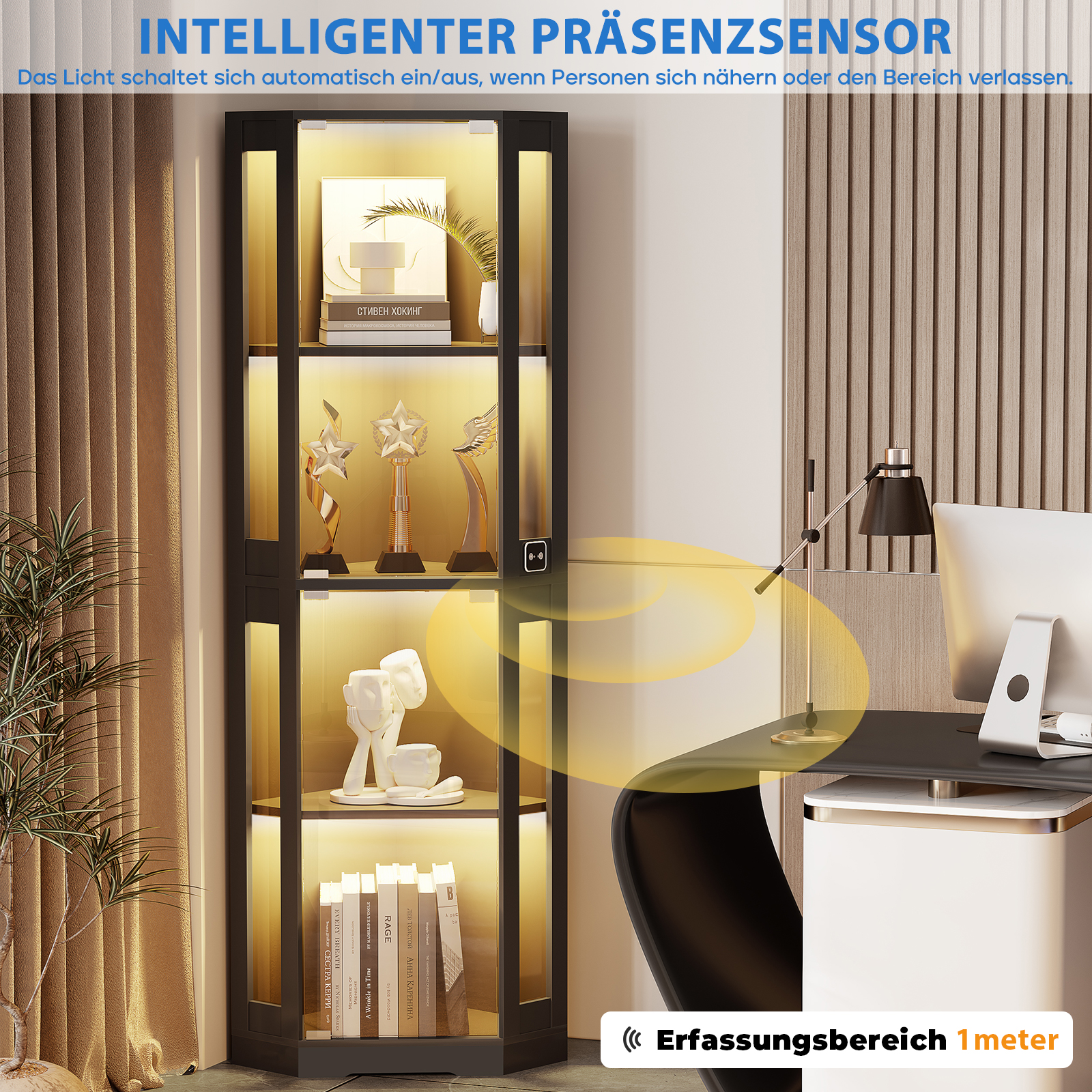 Ein beleuchteter Schrank mit Trophäen, Büchern und Skulpturen neben einem Schreibtisch.