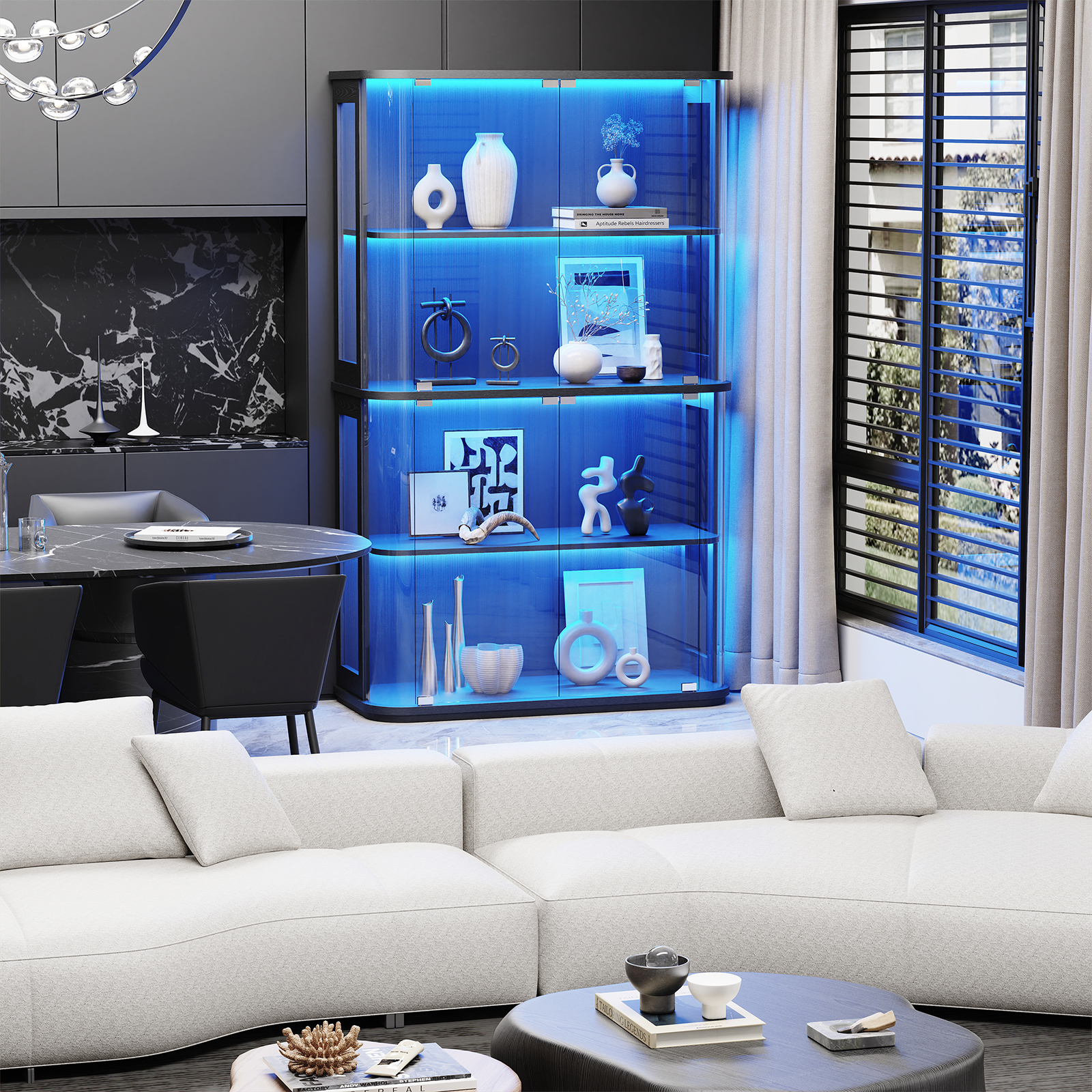 Ein Wohnzimmer mit weißem Sofa, Vitrine mit blauer Beleuchtung und Esstisch.