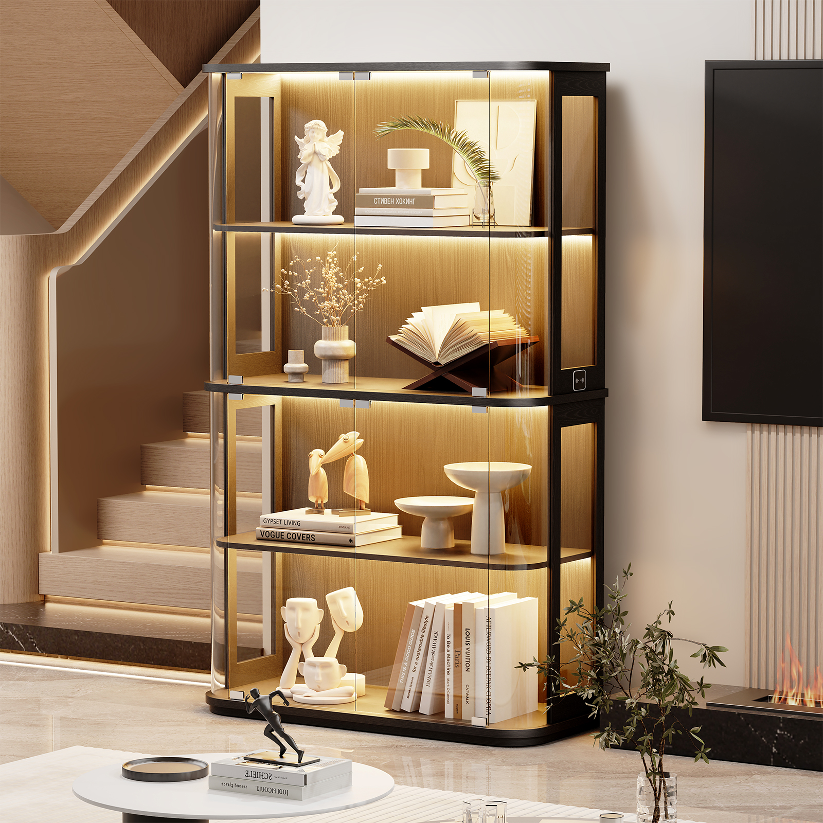 Ein beleuchtetes Regal mit Büchern, Skulpturen und Pflanzen neben einer Treppe.