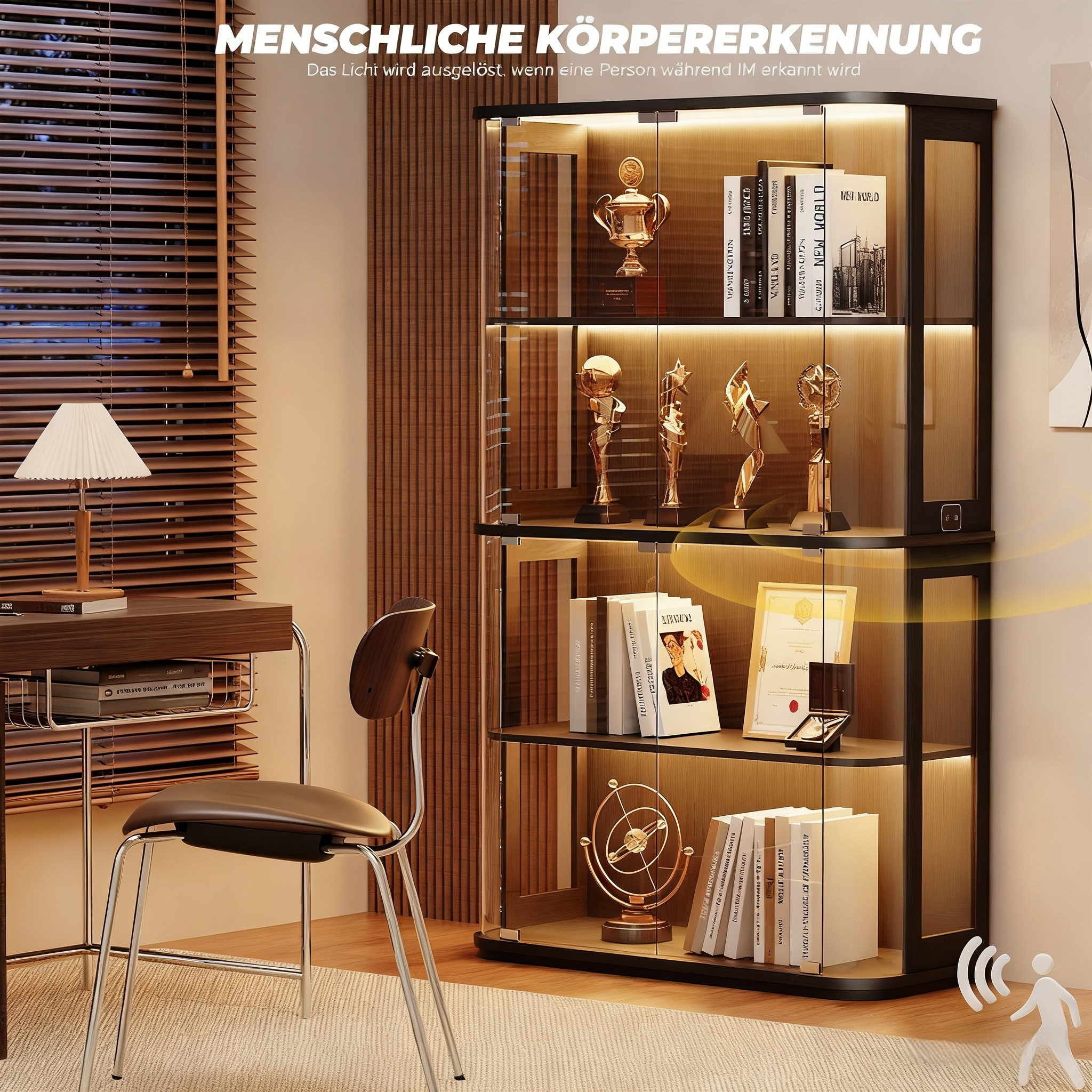 Ein Bücherregal mit Trophäen und Büchern neben einem Schreibtisch mit Lampe.