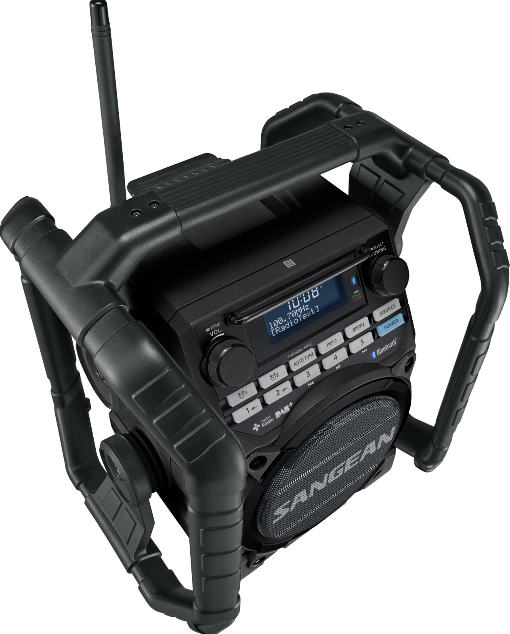 Radio Sangean nera con manico e antenna. Display mostra 10:08.