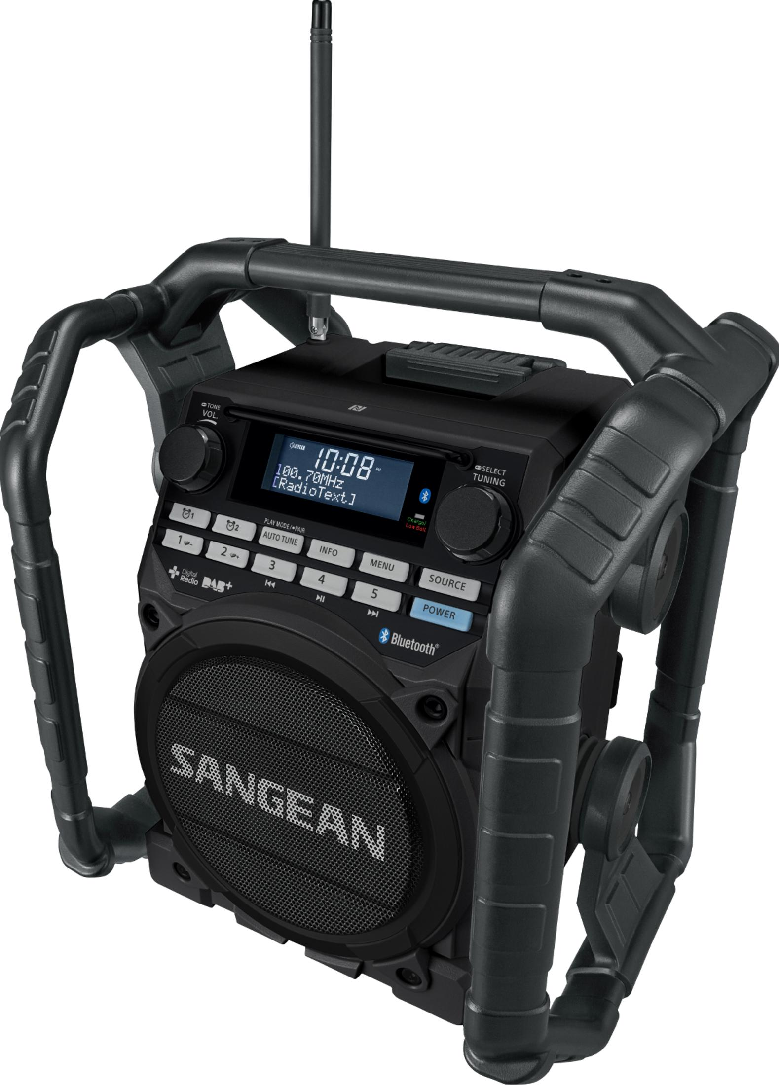 Radio Sangean nera con altoparlante, antenna e controlli. Ora visualizzata: 10:08.
