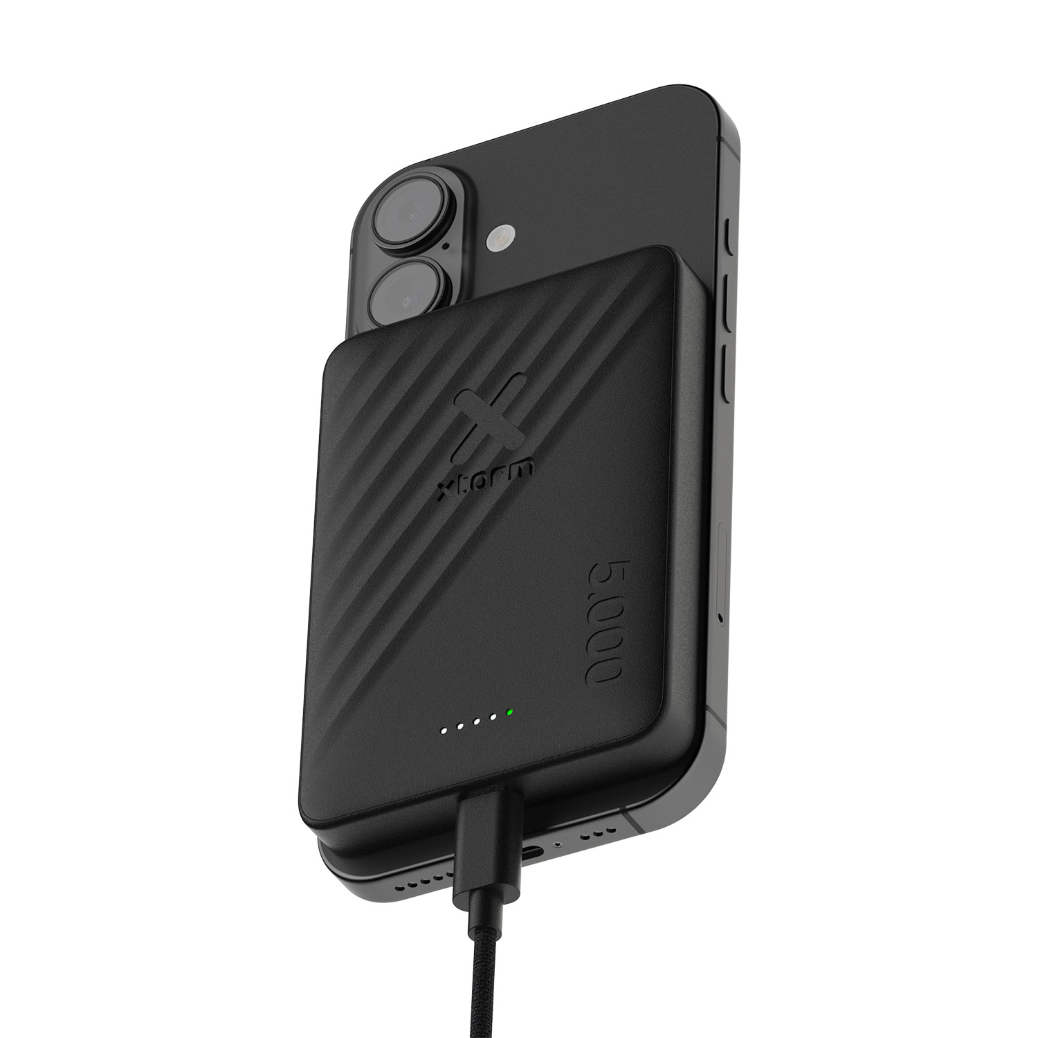 Schwarzes iPhone mit angebrachtem schwarzem Akkupack, das über ein Kabel aufgeladen wird.
