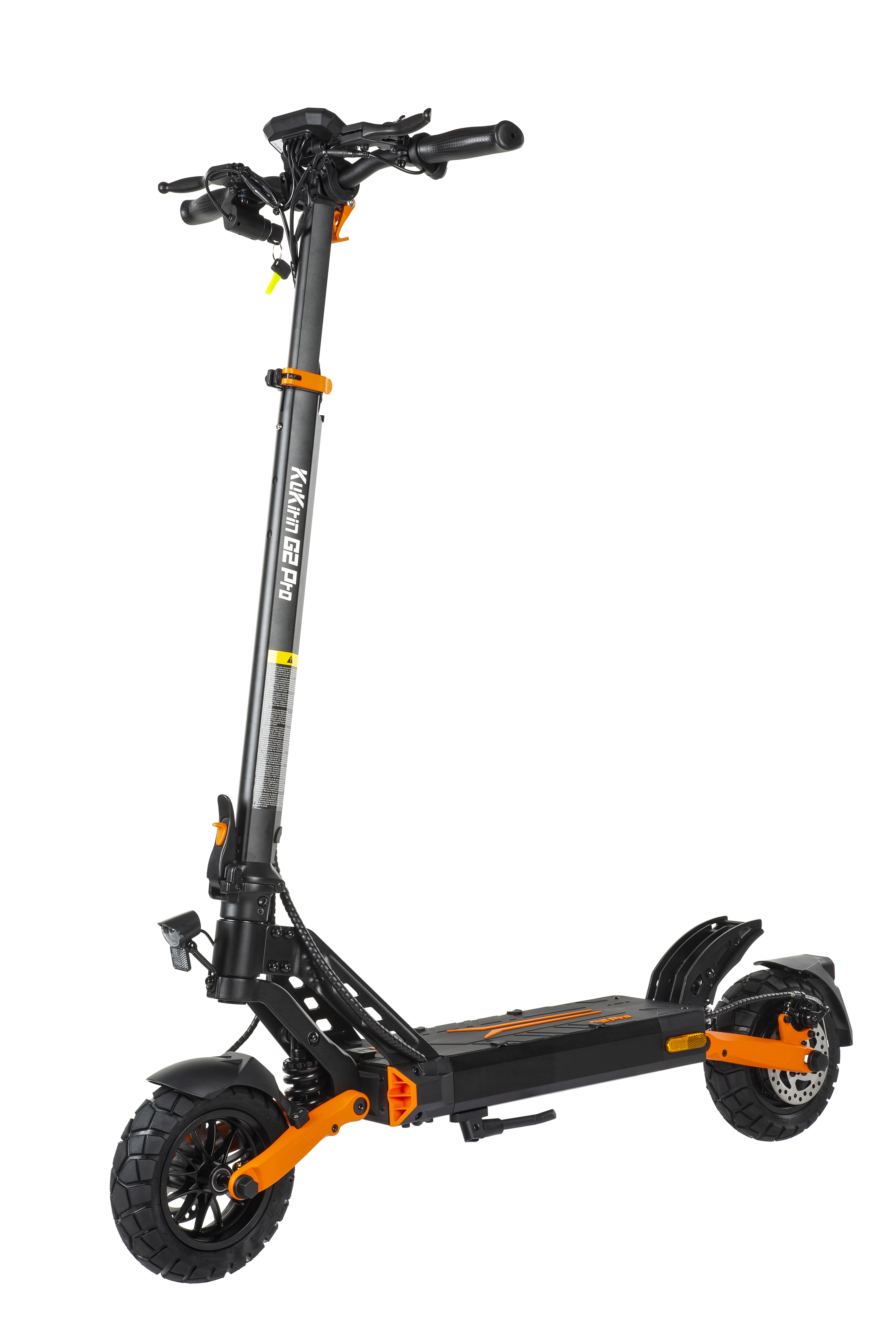 Ein schwarzer Elektroroller mit orangefarbenen Akzenten auf weißem Hintergrund.