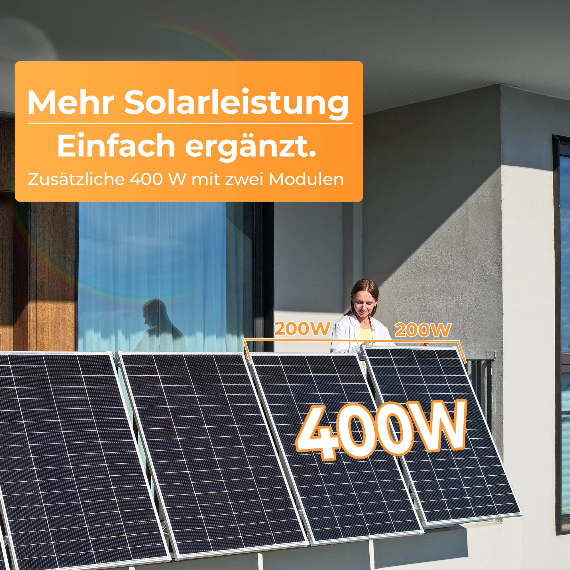 Eine Frau steht neben vier Solarmodulen, die 400W Leistung erzeugen.