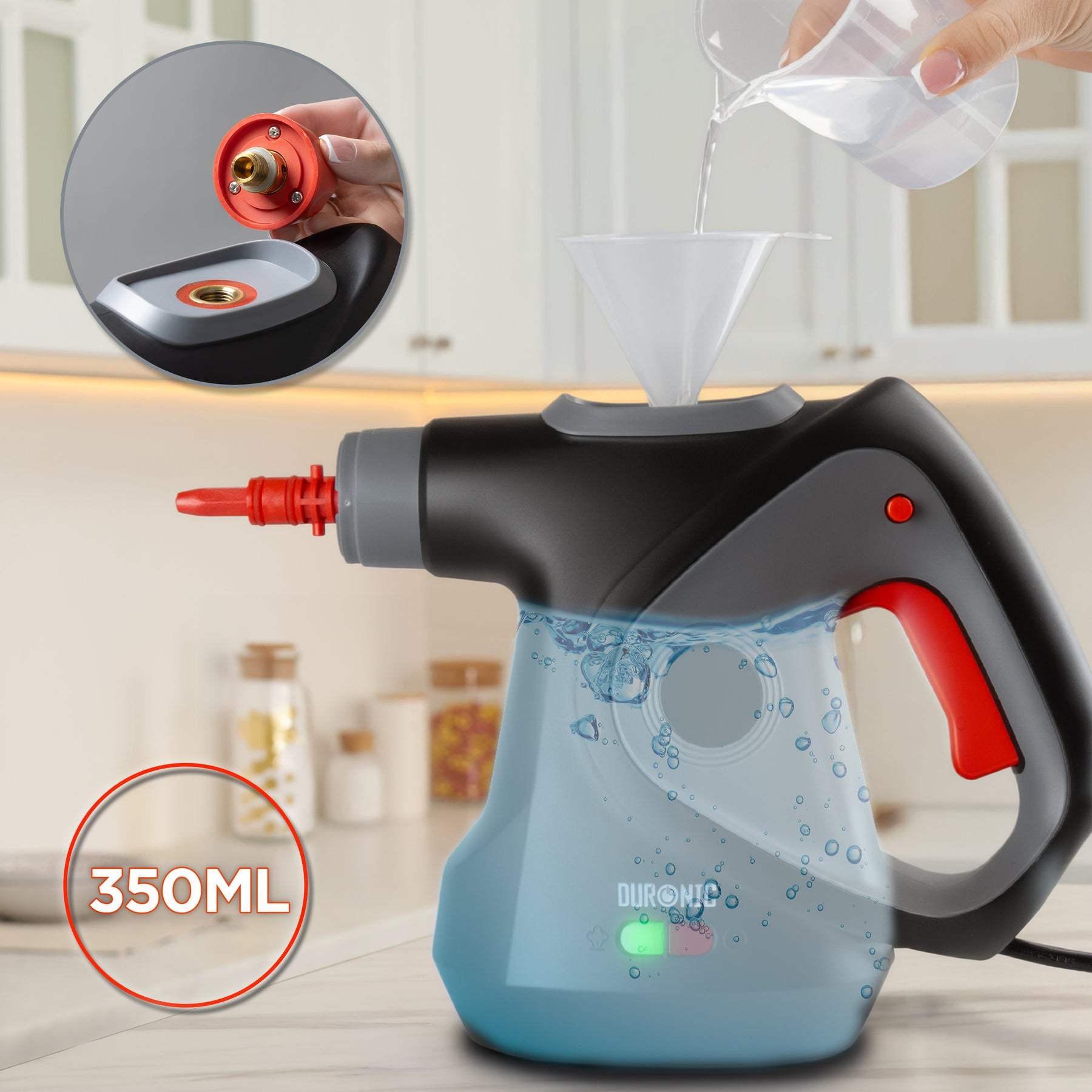 Ein Dampfreiniger mit blauem Tank wird mit Wasser gefüllt. 350ml Kapazität.