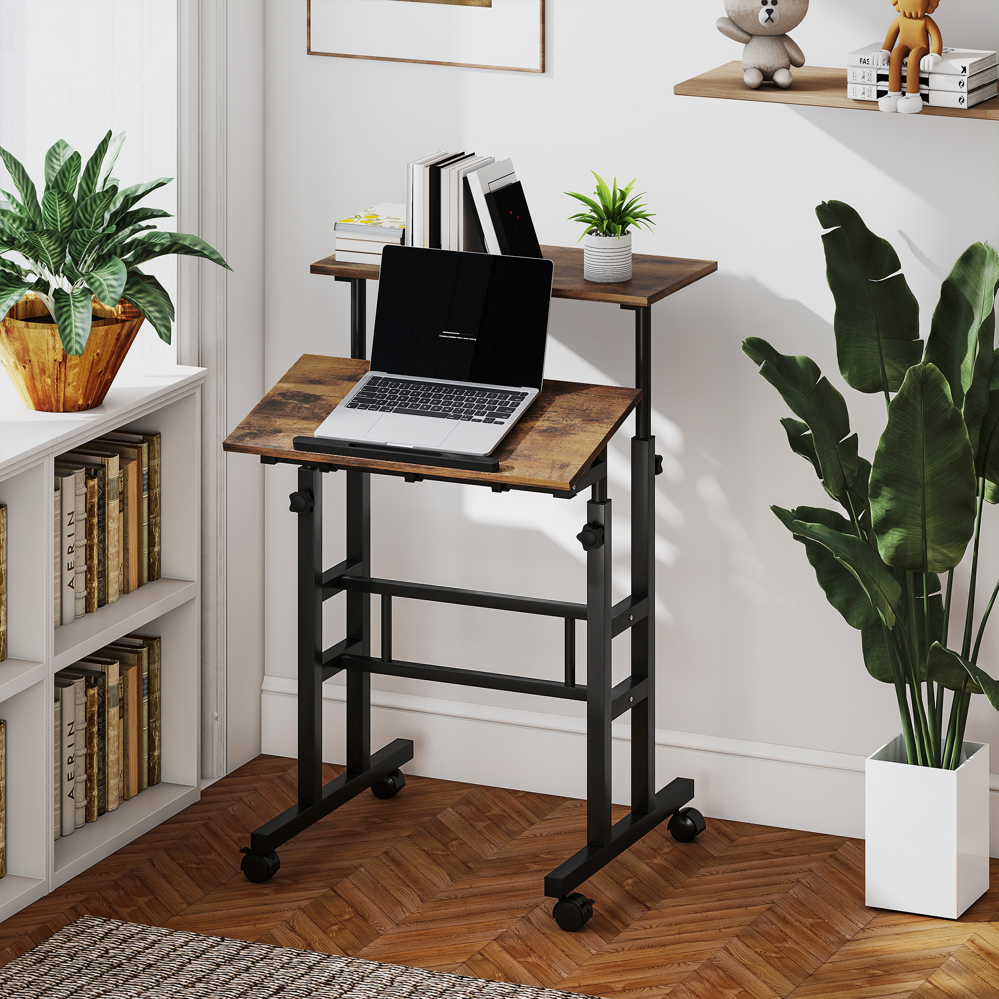 Ein Stehpult mit Laptop, Büchern und Pflanzen in einem Raum mit Holzboden.