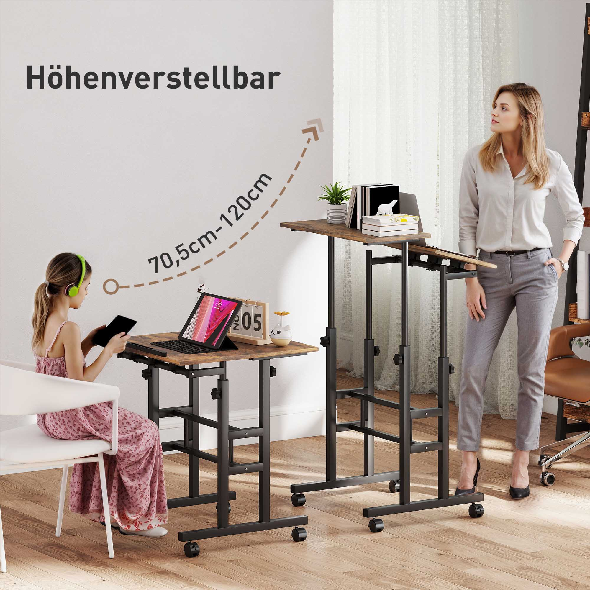 Ein Mädchen mit Kopfhörern sitzt an einem höhenverstellbaren Schreibtisch. Eine Frau steht daneben.
