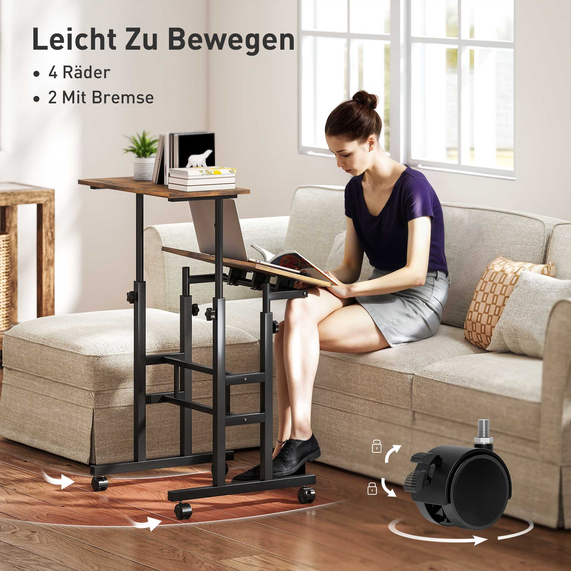 Ein höhenverstellbarer Schreibtisch mit Laptop und Buch steht neben einem Sofa.
