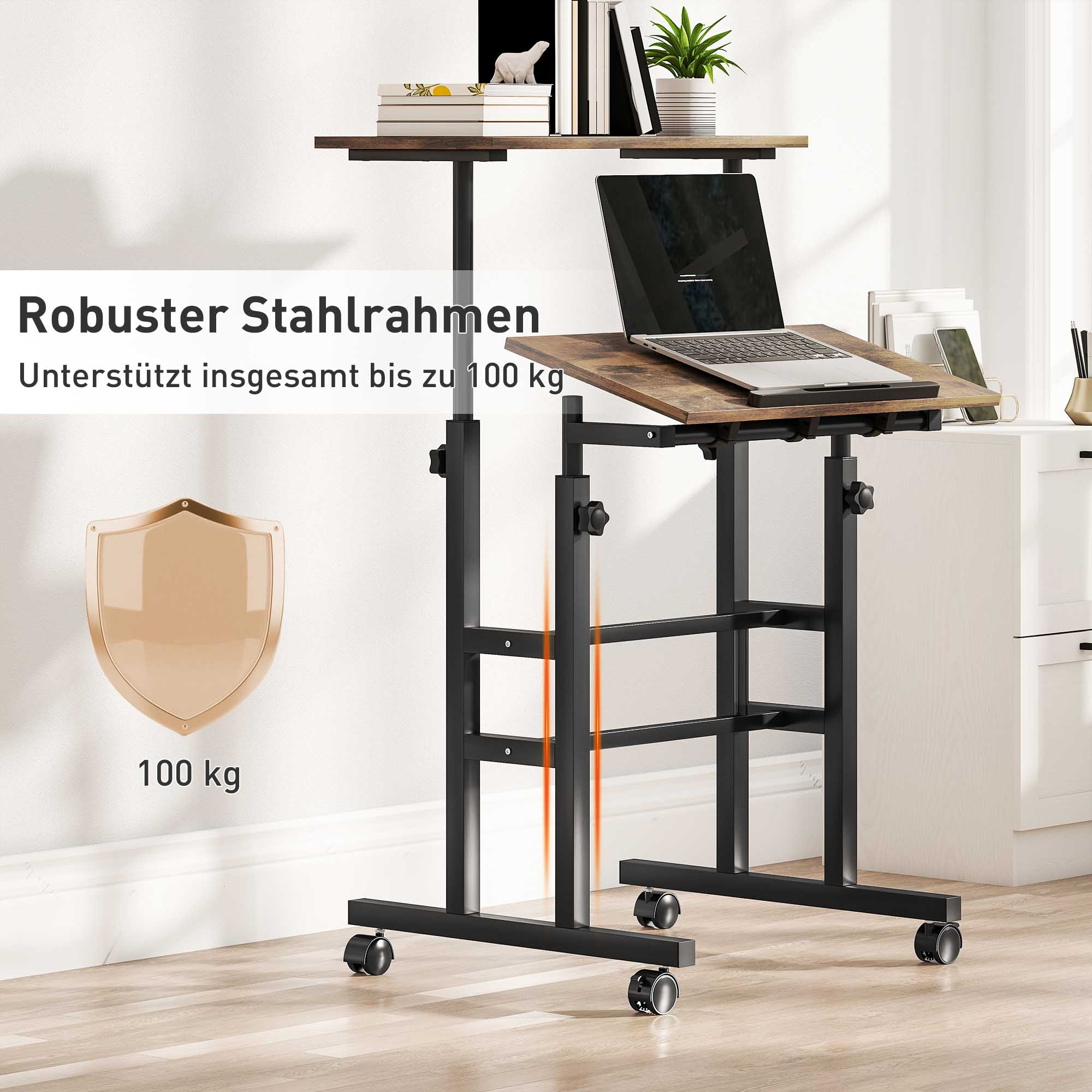 Ein höhenverstellbarer Schreibtisch mit Laptop, Büchern und einer Pflanze auf Holzoberflächen.