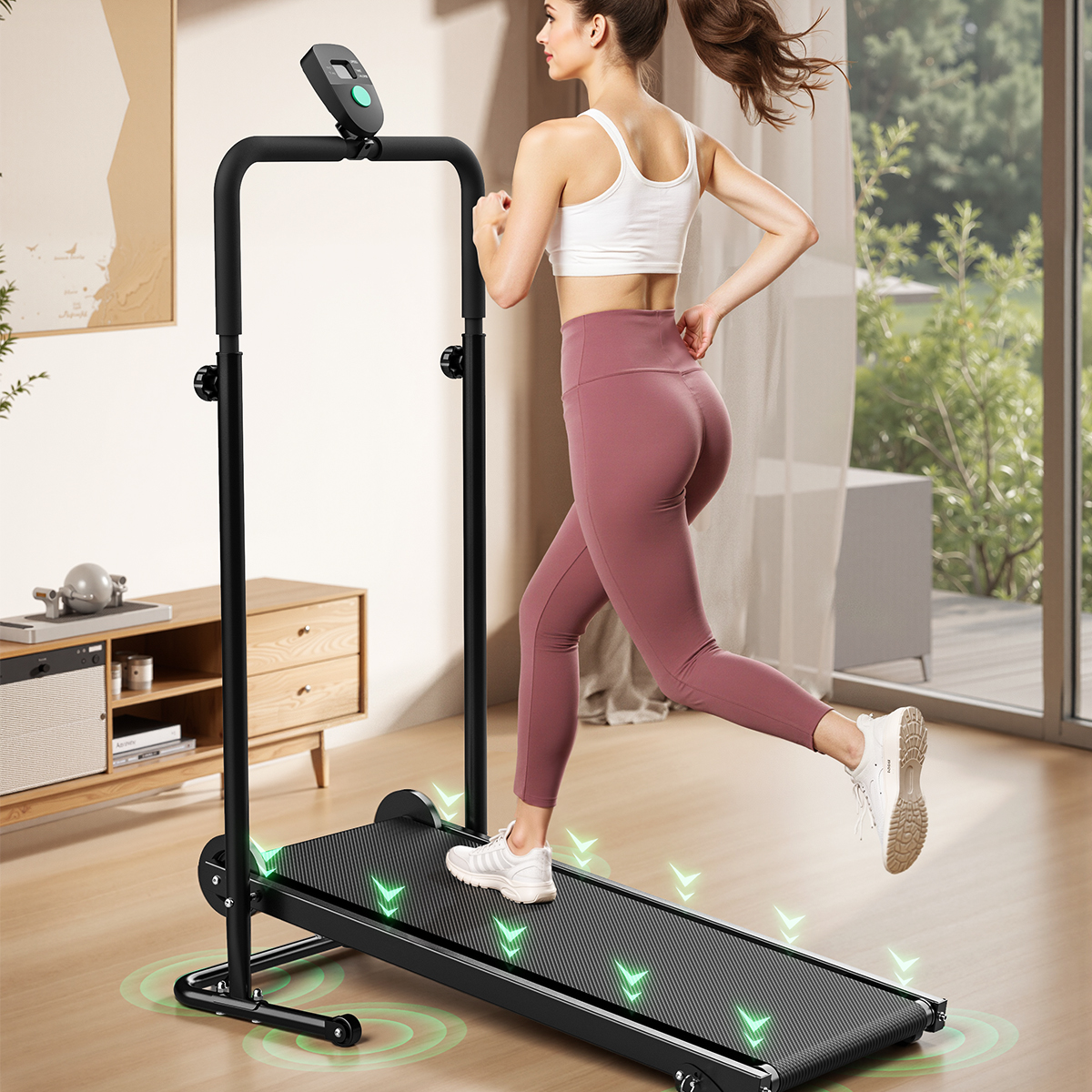 Kobieta biegnie na czarnej bieżni w jasnym pokoju z drewnianą podłogą.