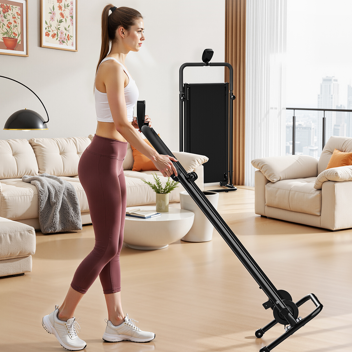 Kobieta na bieżni w domu, z sofą i widokiem na miasto.