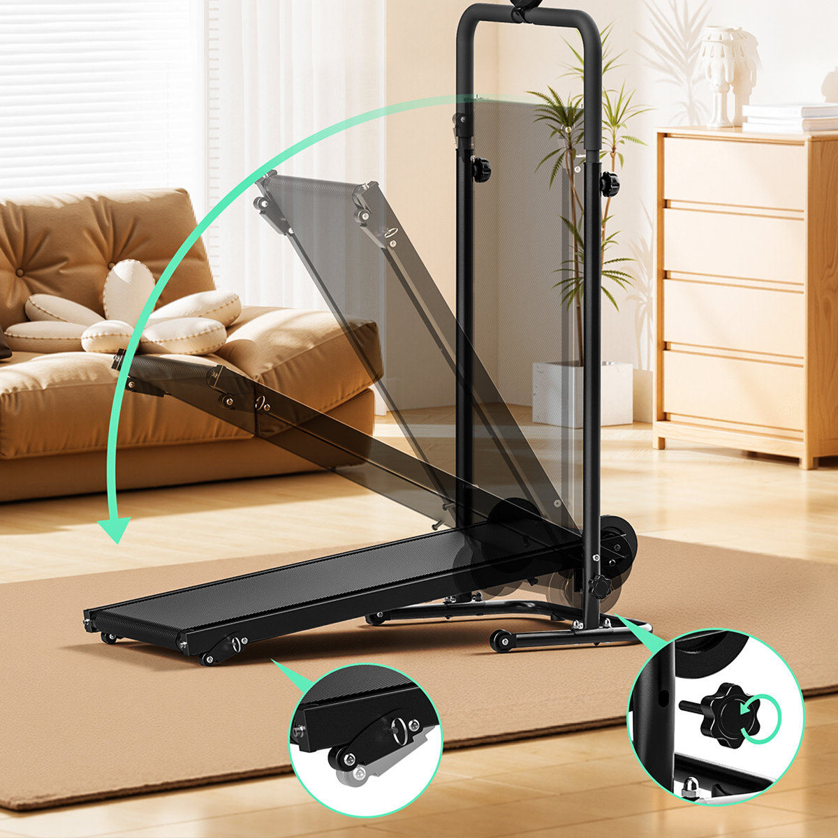 Czarna, składana bieżnia jest pokazana w salonie. Jest częściowo złożona.