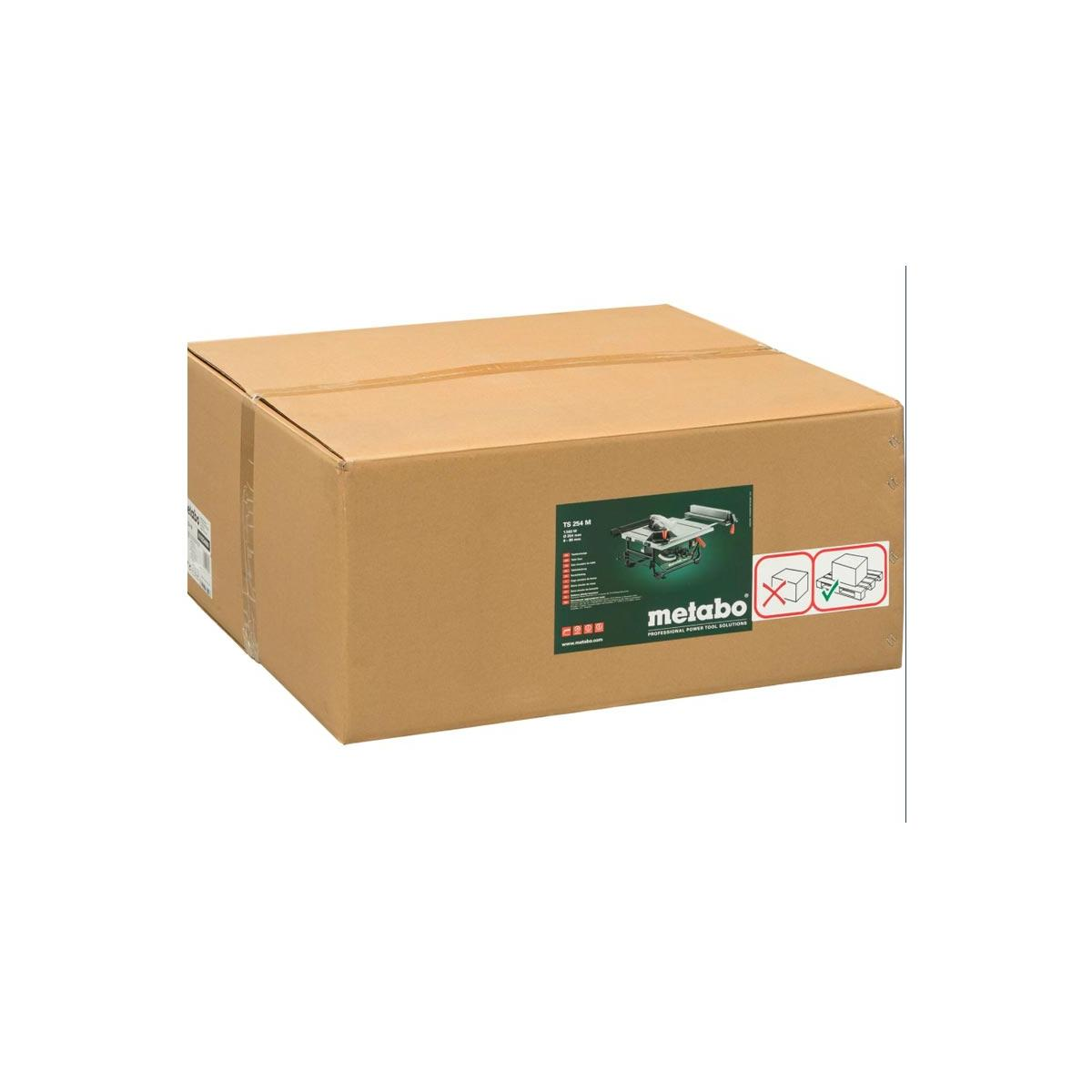 Ein geschlossener brauner Karton mit einem Metabo-Aufkleber, der eine Tischkreissäge zeigt.
