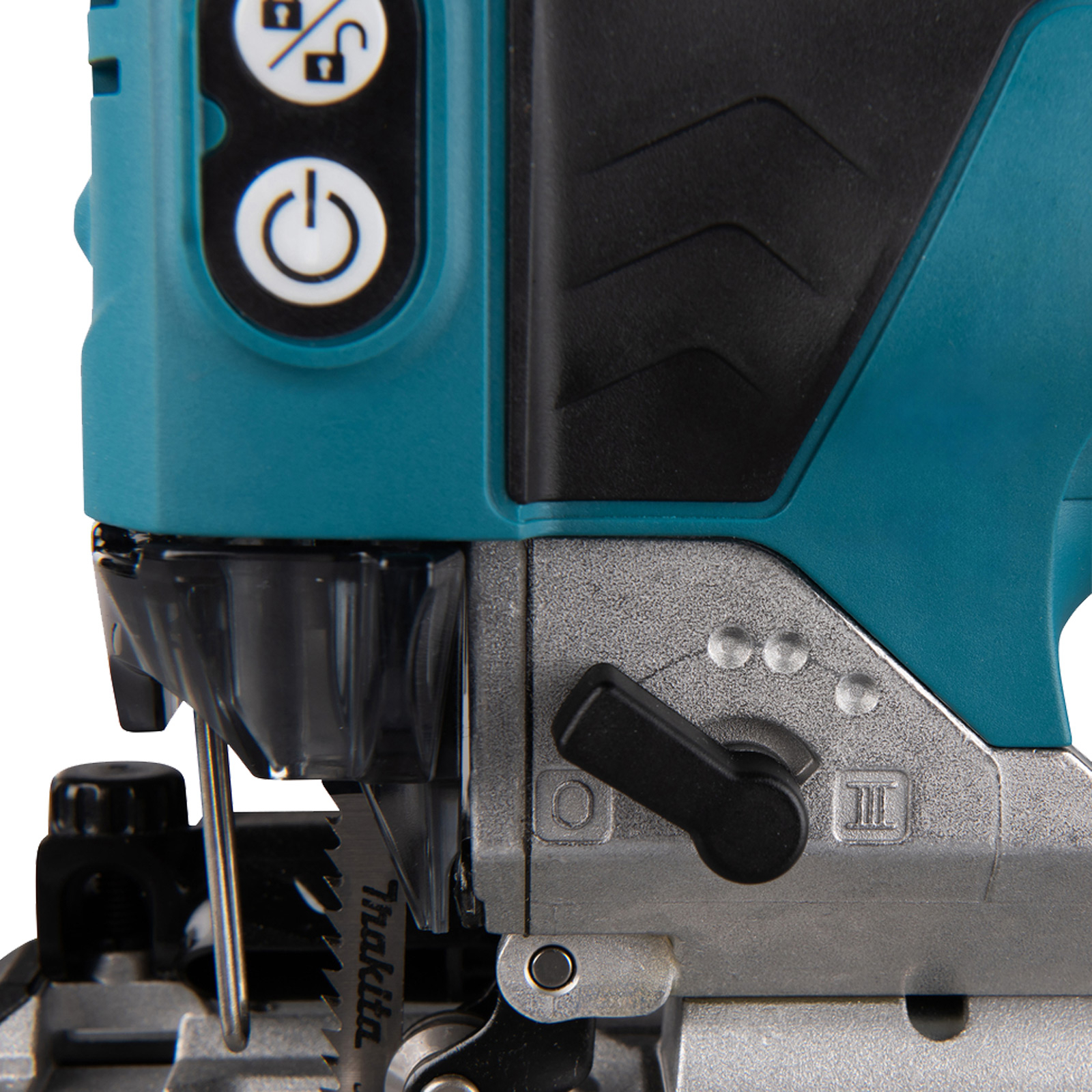 Nahaufnahme eines teal- und silberfarbenen Elektrowerkzeugs mit Ein-/Aus-Schalter und Sägeblatt.