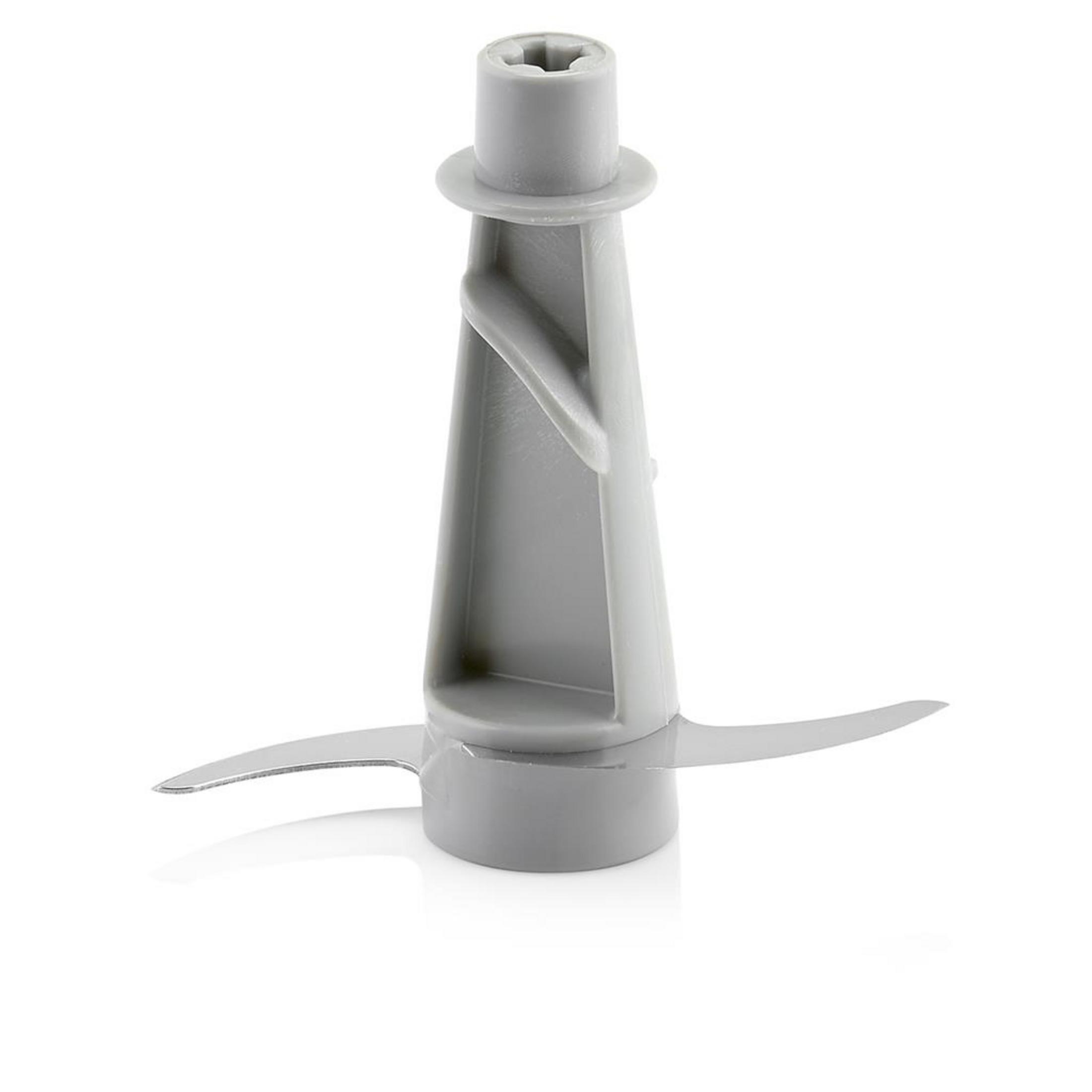 Accessorio frullatore grigio con due lame su sfondo bianco.