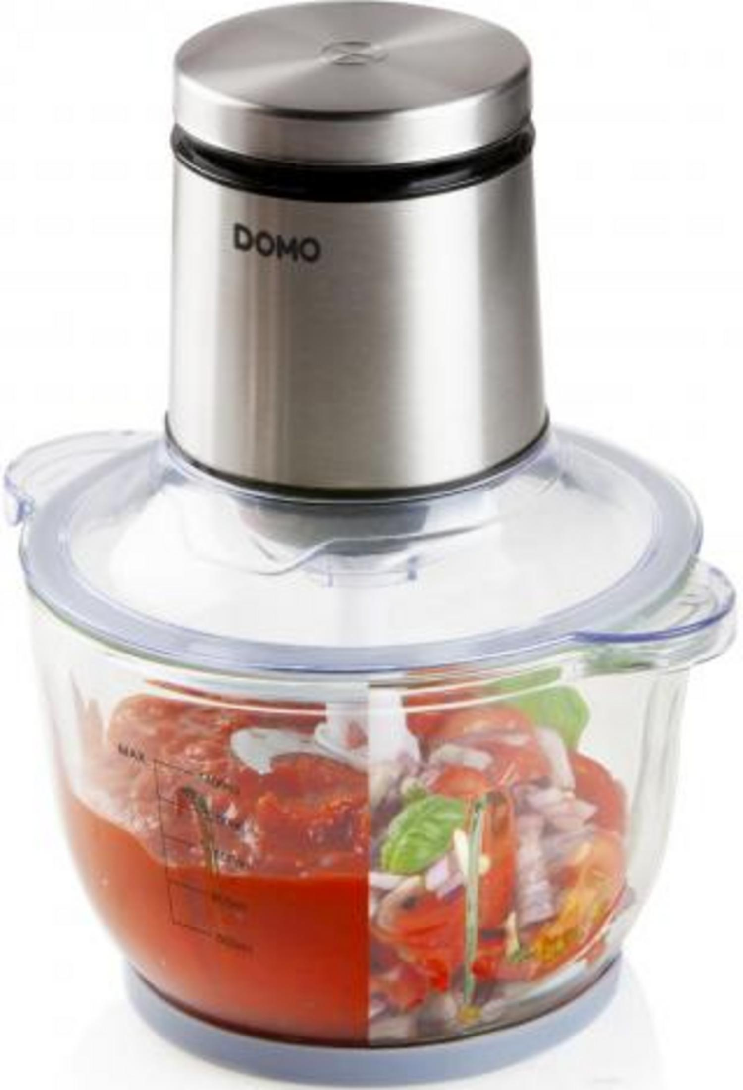 Tritatutto in acciaio inox con ciotola in vetro, pieno di pomodori e cipolle.