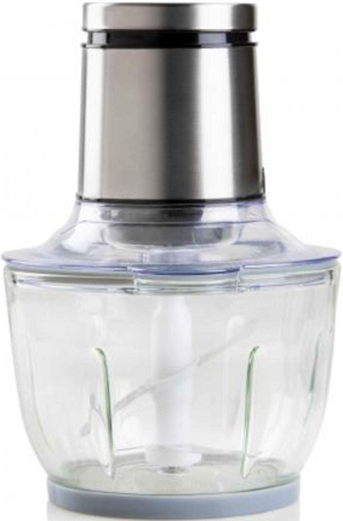Un mini tritatutto argento e trasparente con lame in un contenitore di vetro.