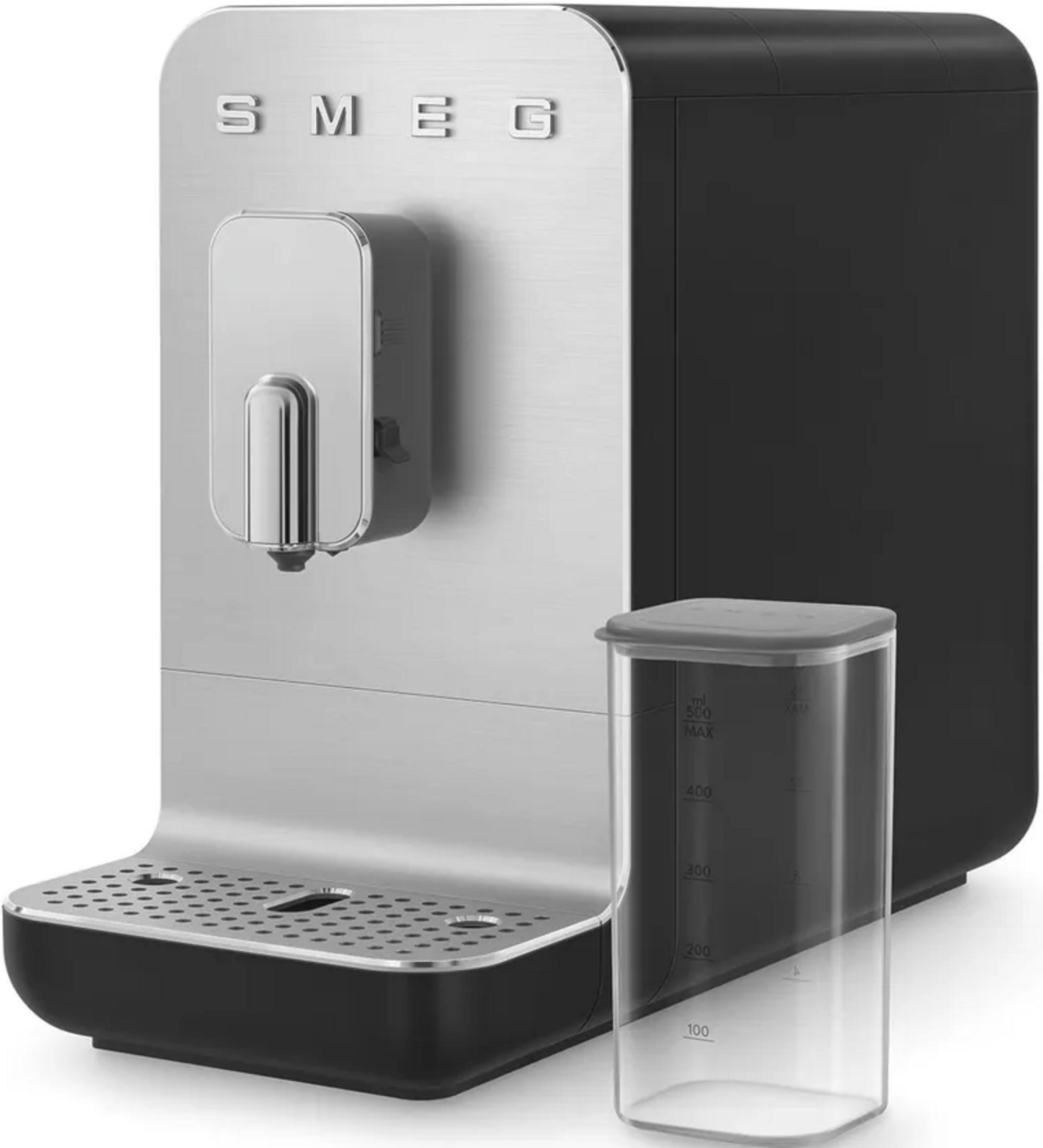 Czarno-srebrna ekspres do kawy z przezroczystym zbiornikiem na wodę.