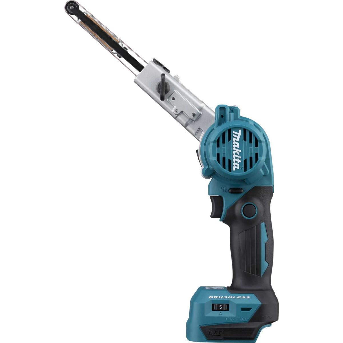 Ein blau-schwarzer Makita-Bandschleifer mit silbernem Arm und Schleifband.