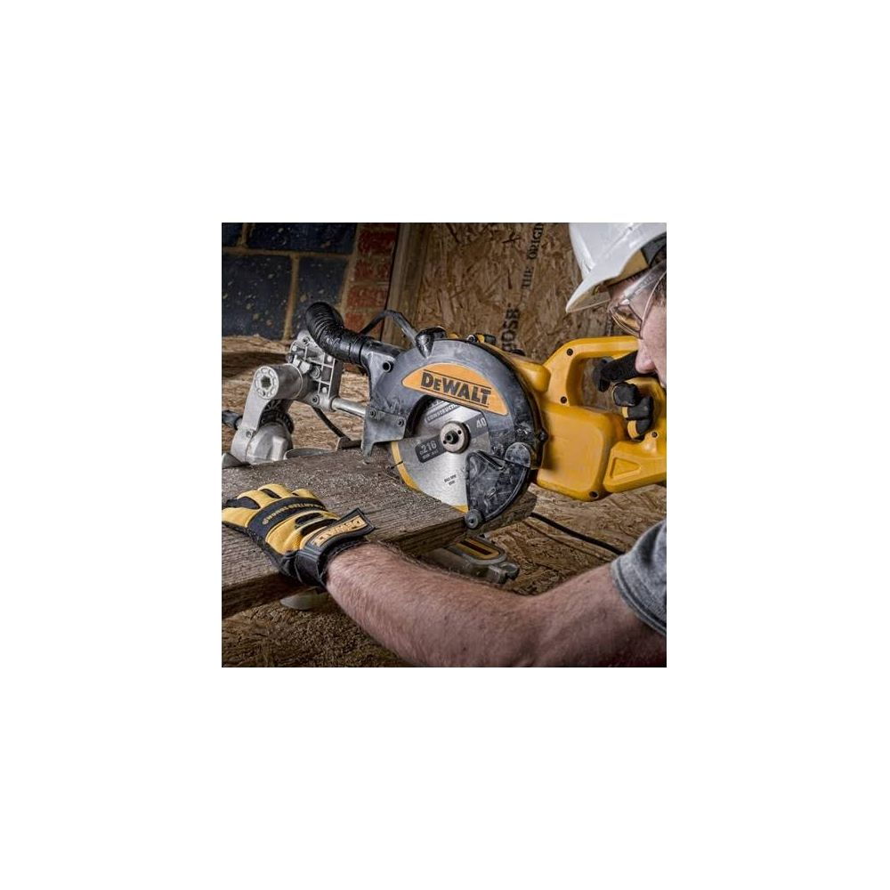 Mann mit Schutzhelm und Handschuhen benutzt eine gelbe Kreissäge zum Schneiden von Holz.