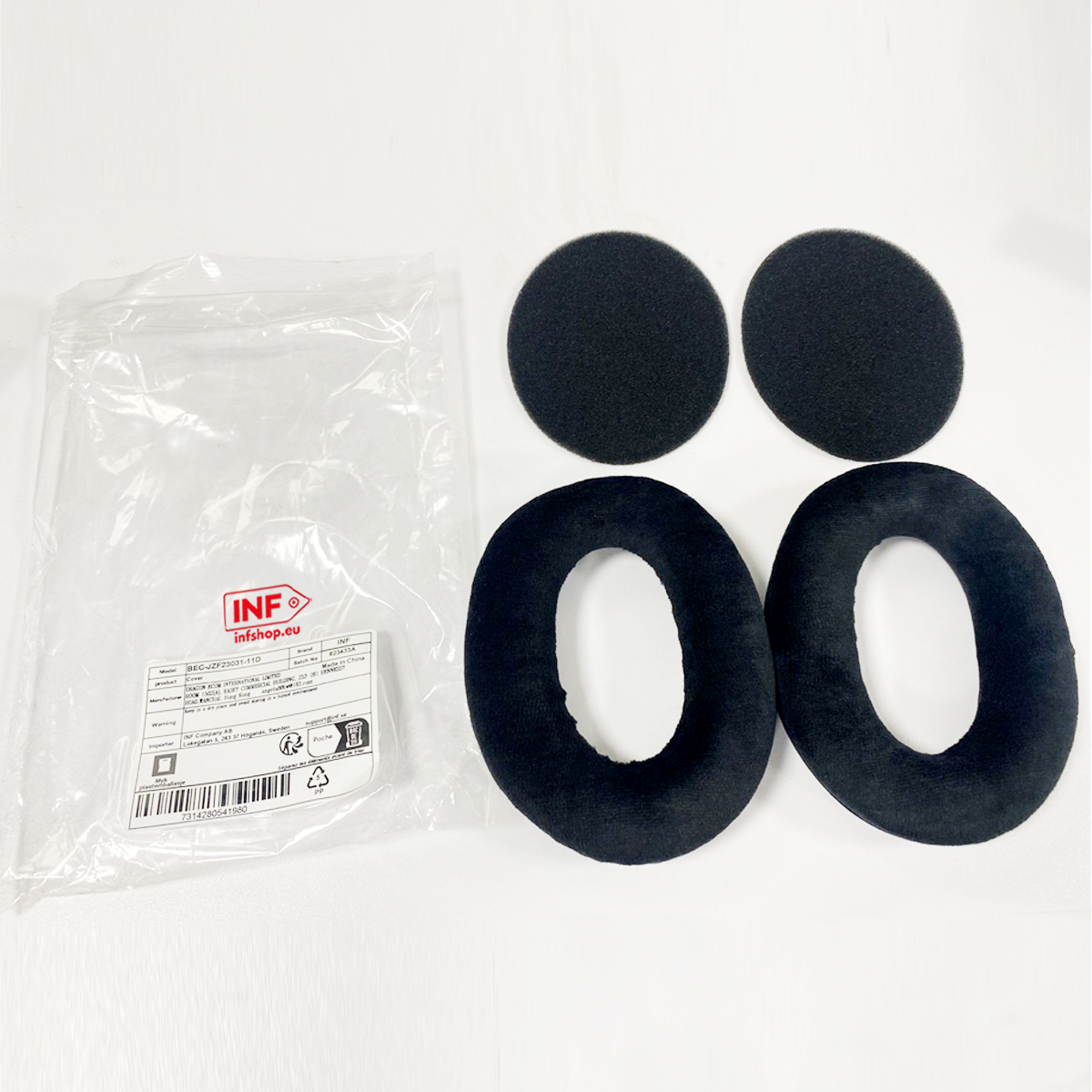 Czarne nauszniki słuchawek i piankowe filtry na białym tle.