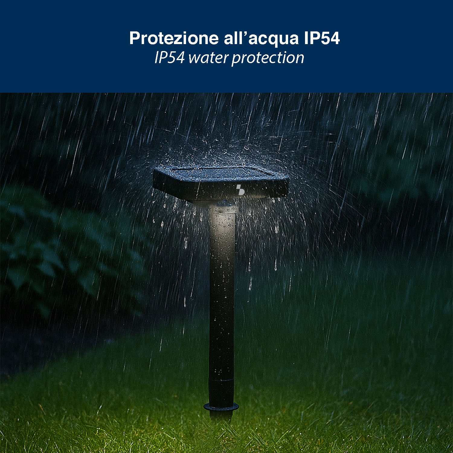 Una lampada solare da giardino nera sotto la pioggia. Protezione IP54.