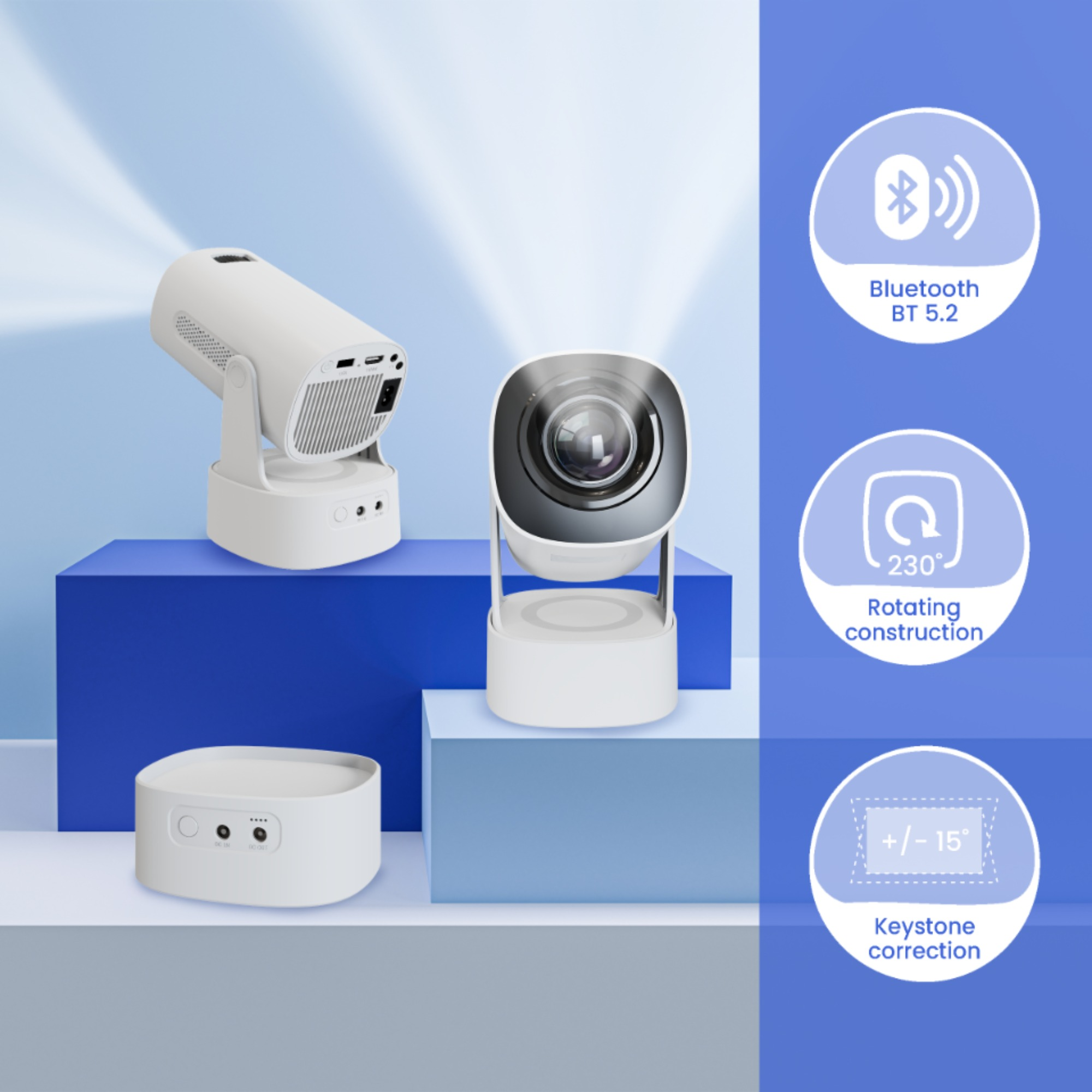 Zwei weiße Projektoren und eine Basis auf blauen Würfeln. Features: Bluetooth, 230° Drehung.