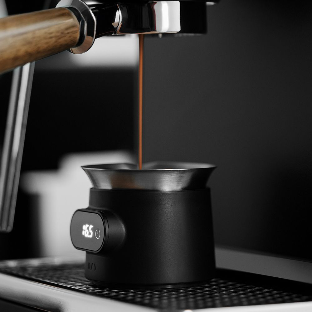 L'espresso scorre in una lancia montalatte nera con display digitale.