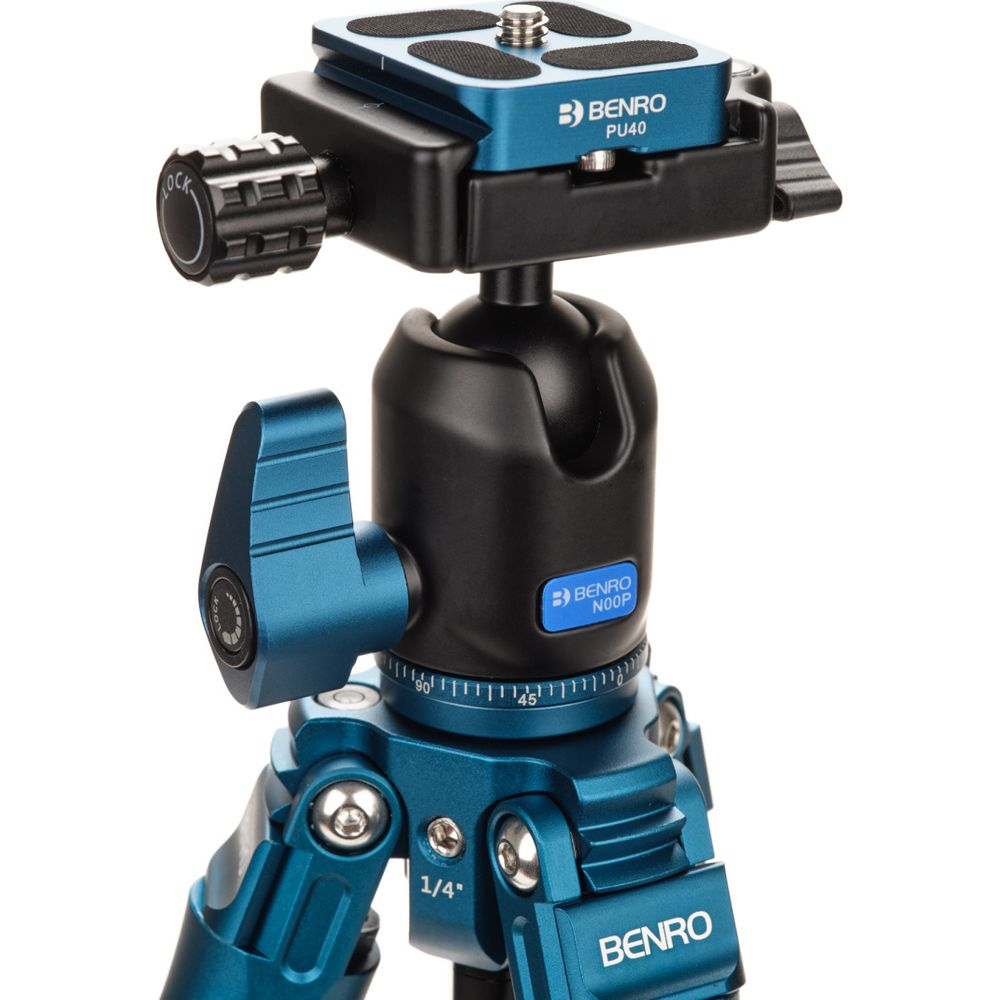 Gros plan d'un adaptateur de trépied à rotule Benro bleu avec des éléments noirs et argentés.