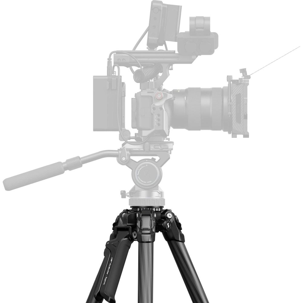 Caméra vidéo professionnelle sur trépied noir avec poignée et moniteur.