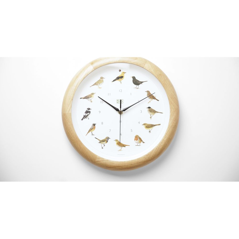 Une horloge murale avec un cadre en bois, présentant des oiseaux à la place des chiffres.
