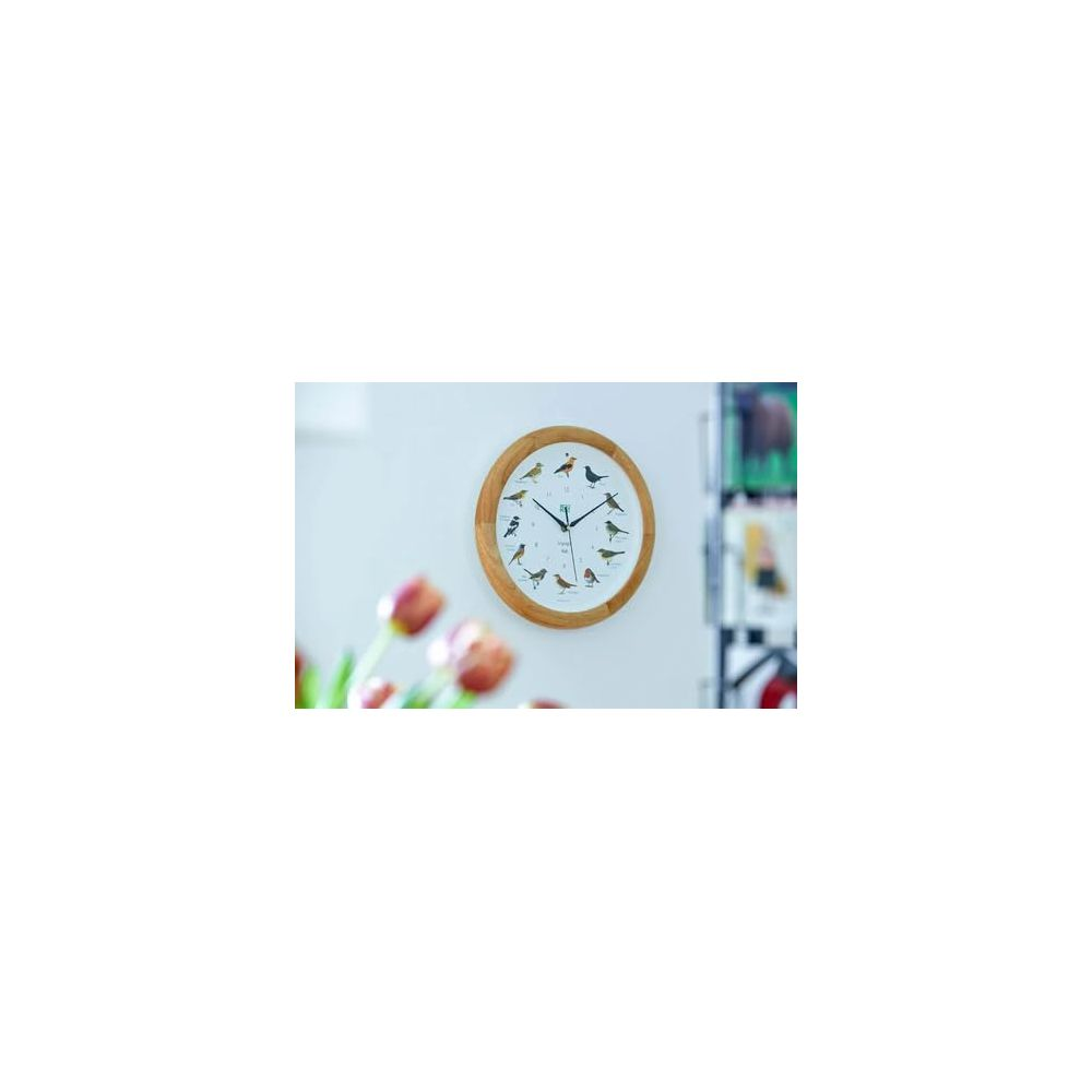 Une horloge murale avec des accents en bois et une illustration stylisée d'oiseaux.