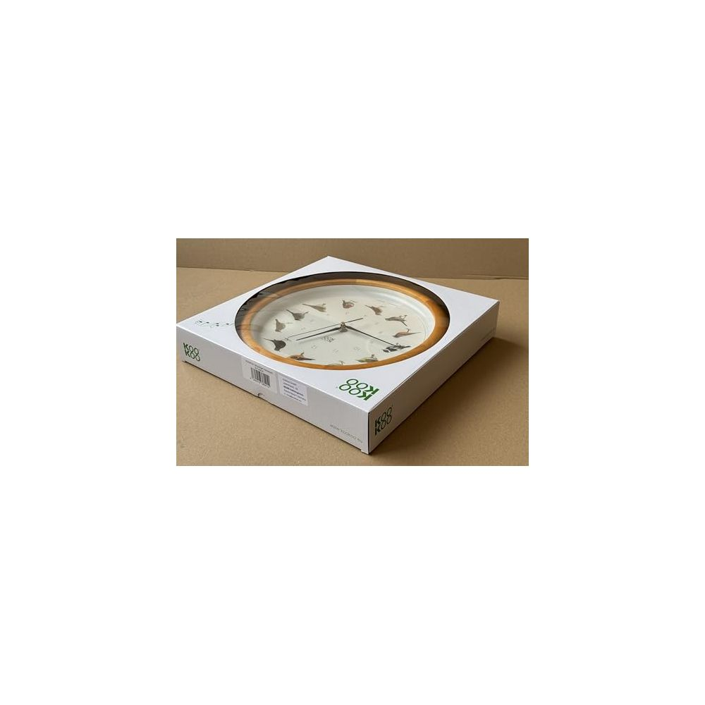 Une horloge murale ronde avec des accents en bois et un motif d'oiseaux.