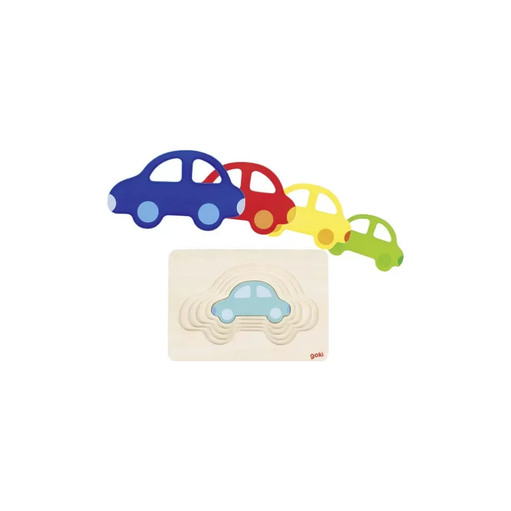 Vier bunte Holzautos liegen über einem Holzpuzzle mit einem hellblauen Auto.