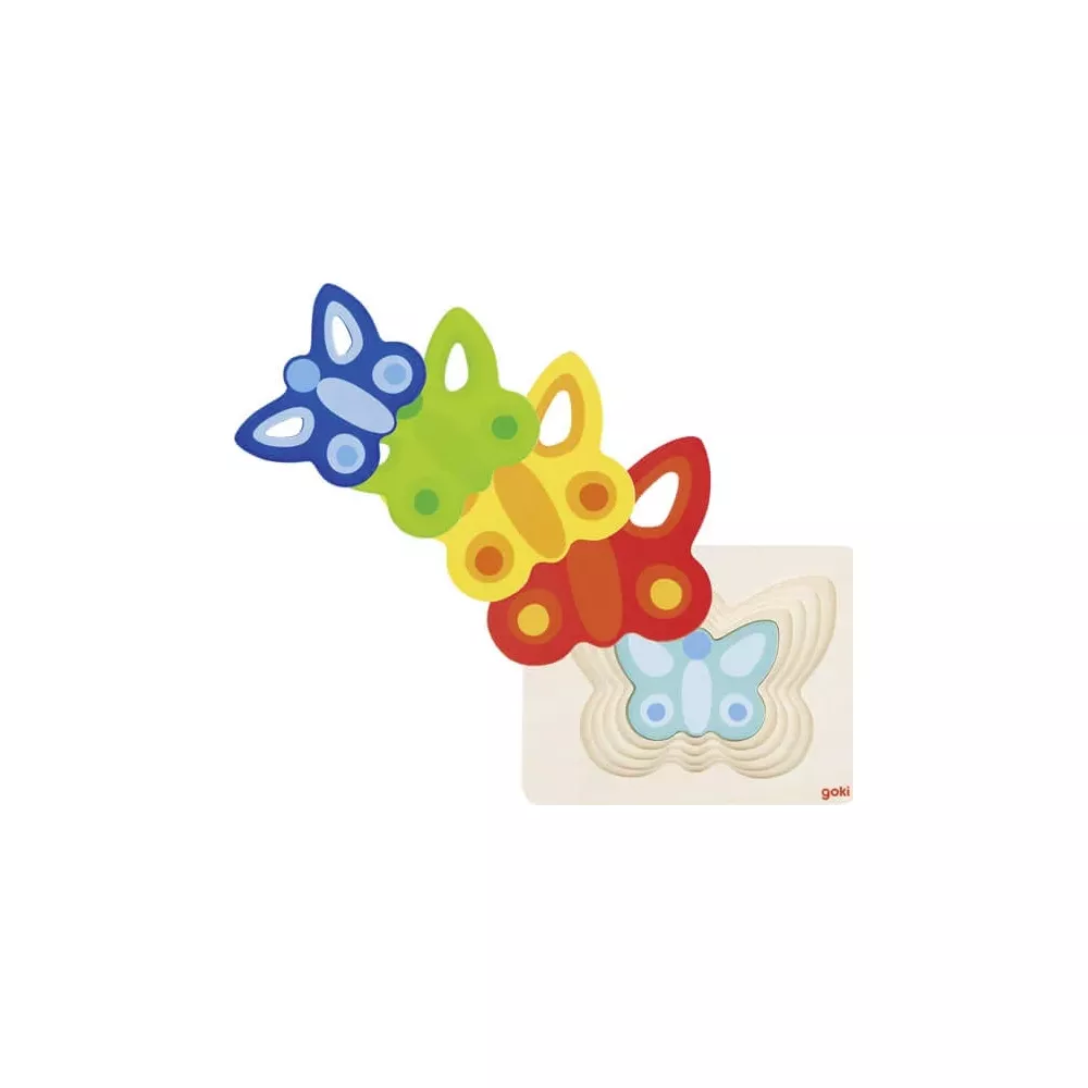Vier bunte Schmetterlinge in Blau, Grün, Gelb und Rot liegen auf einem Holzpuzzle.