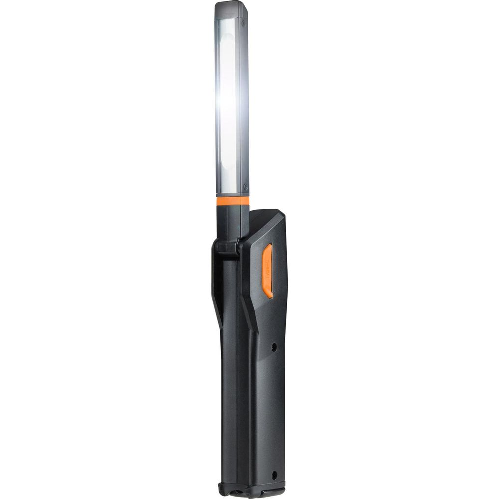 Lampe de poche noire avec accents orange et barre LED allumée.